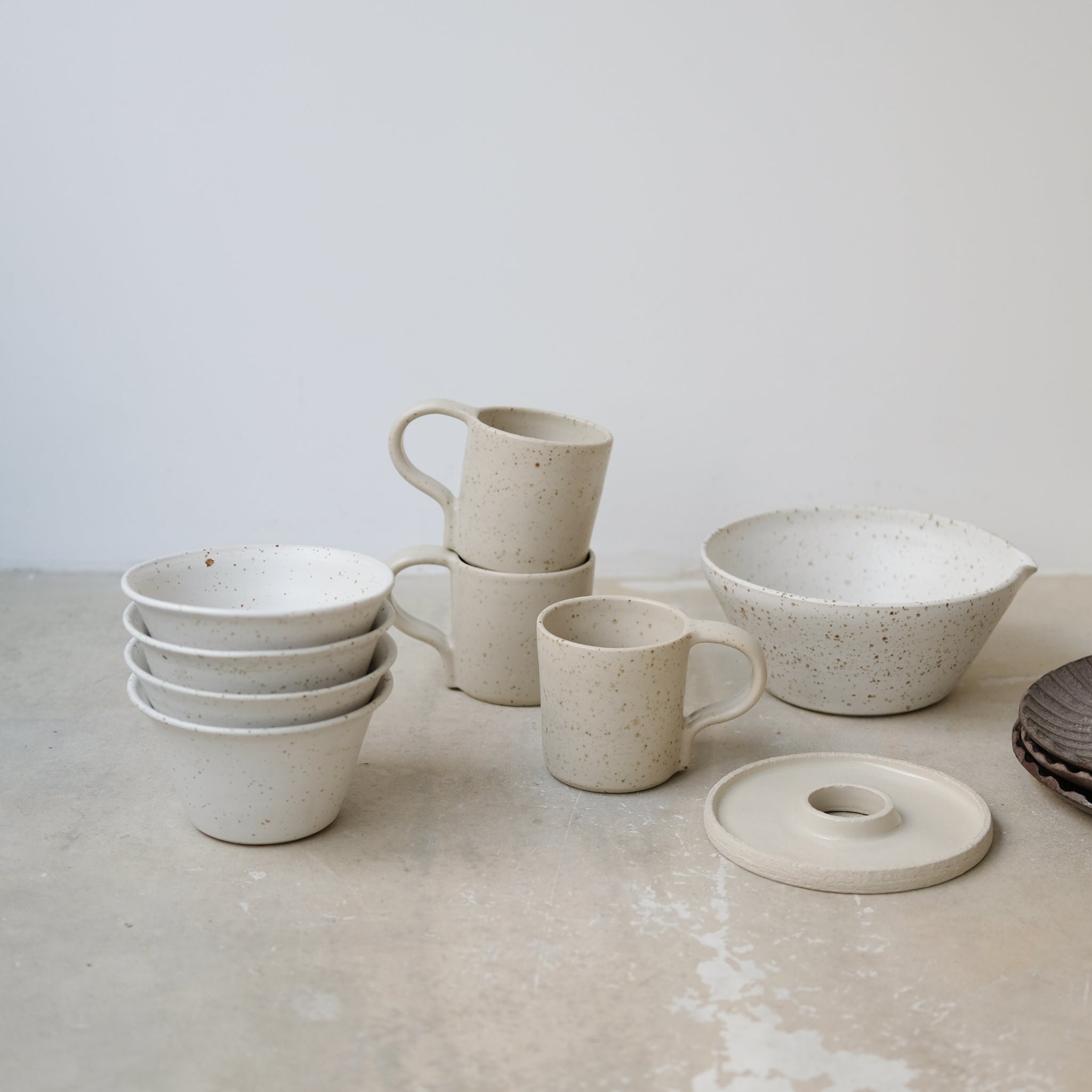 Mug en grès pyrité 280ml - blanc moucheté d'Essentiel Ceramique chez Brutal Ceramics