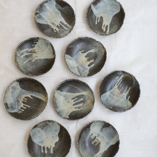 Assiette creuse Nocturne en grès D 15cm - Noir et gris bleuté mat de Eunjung Lee chez Brutal Ceramics