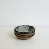 Assiette creuse Nocturne en grès D 15cm - Noir et gris bleuté mat de Eunjung Lee chez Brutal Ceramics