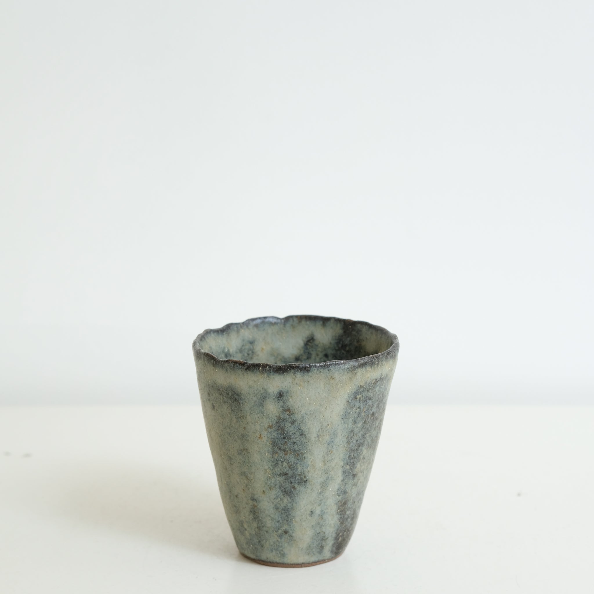 Tasse Nocturne en grès 190 ml - gris bleuté de Eunjung Lee chez Brutal