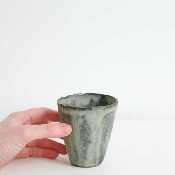 Tasse Nocturne en grès 190 ml - gris bleuté de Eunjung Lee chez Brutal Ceramics