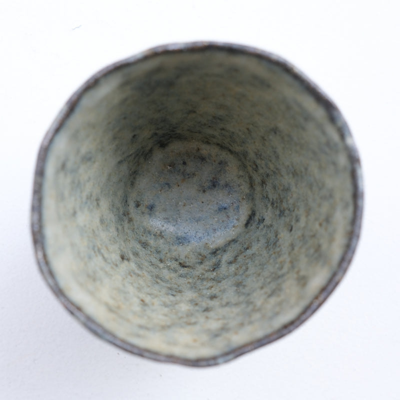 Tasse Nocturne en grès 190 ml - gris bleuté de Eunjung Lee chez Brutal Ceramics