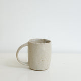 Mug Bruine en grès 260 ml - blanc cassé de Eunjung Lee chez Brutal Ceramics