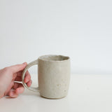 Mug Bruine en grès 260 ml - blanc cassé de Eunjung Lee chez Brutal Ceramics