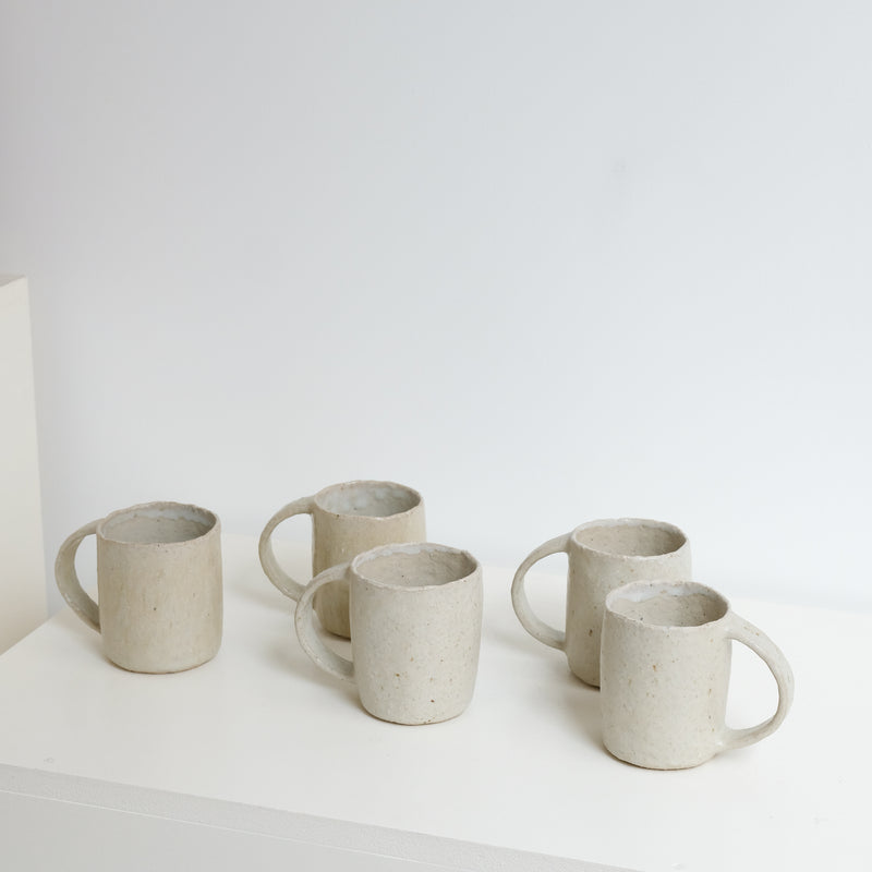 Mug Bruine en grès 260 ml - blanc cassé de Eunjung Lee chez Brutal Ceramics