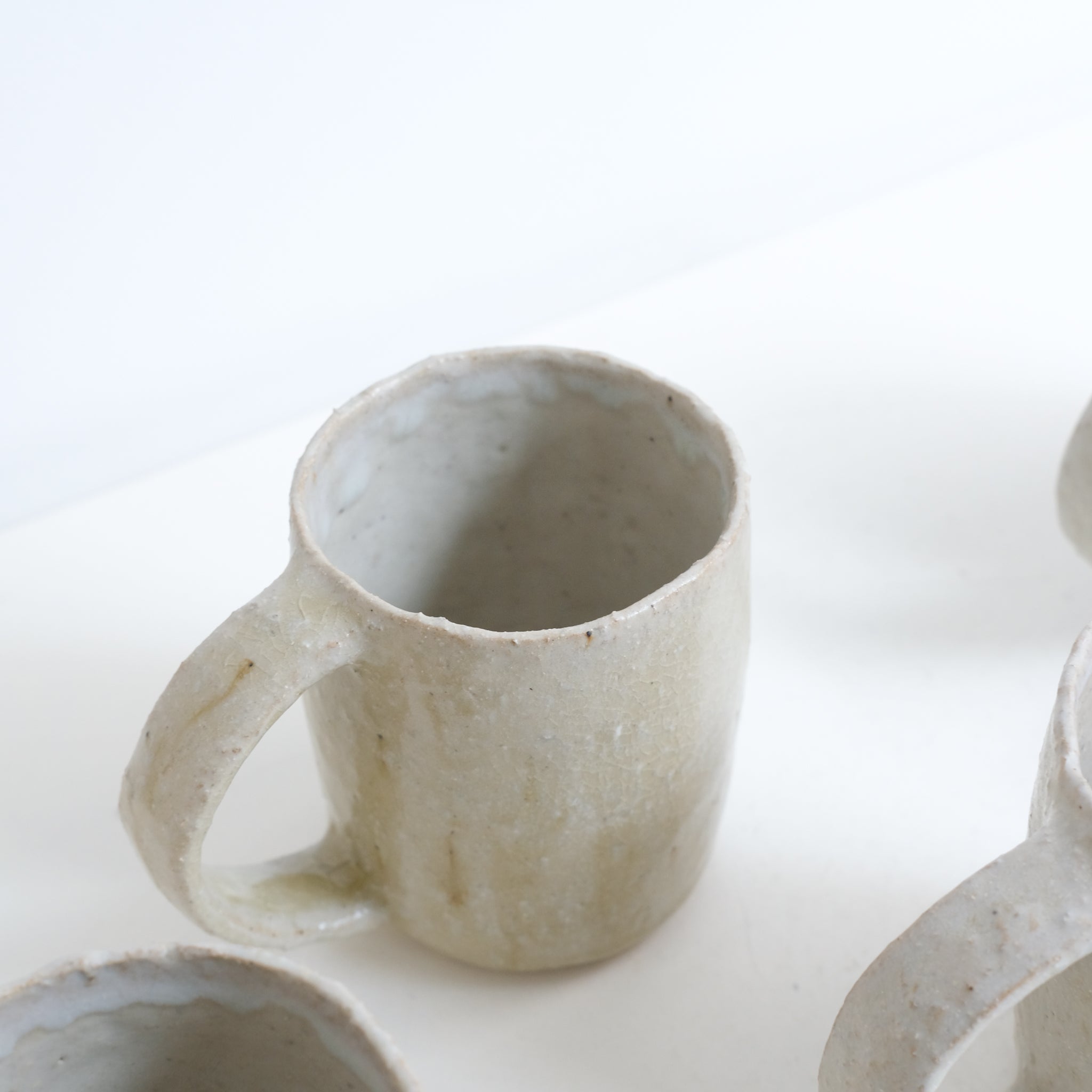 Mug Bruine en grès 260 ml - blanc cassé de Eunjung Lee chez Brutal Ceramics