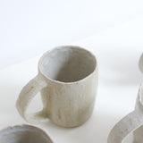 Mug Bruine en grès 260 ml - blanc cassé de Eunjung Lee chez Brutal Ceramics