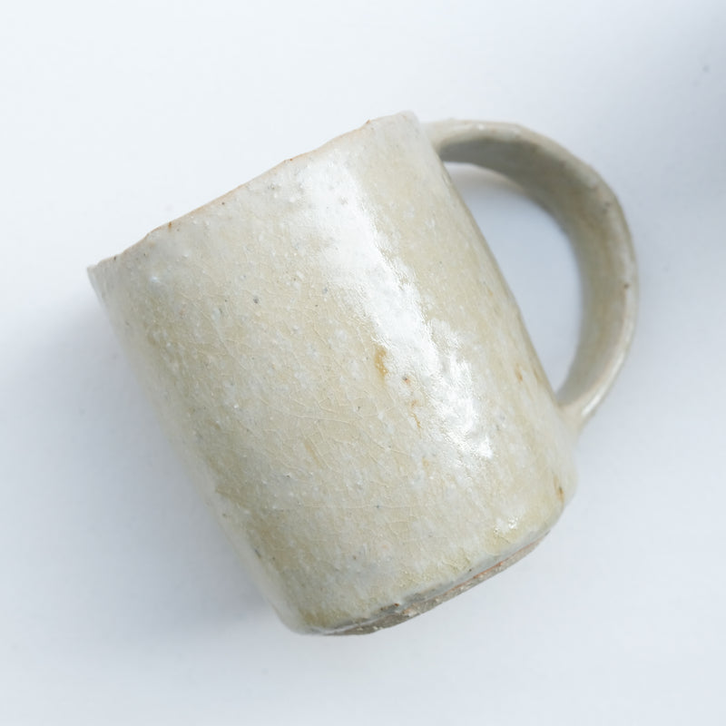 Mug Bruine en grès 260 ml - blanc cassé de Eunjung Lee chez Brutal Ceramics