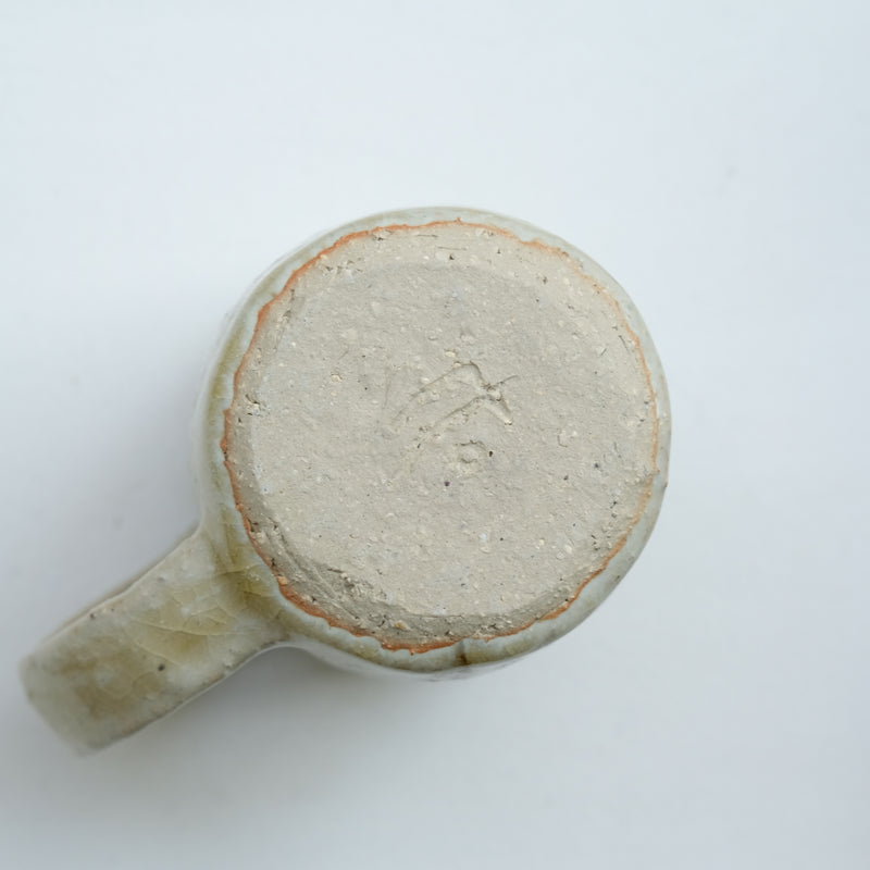 Mug Bruine en grès 260 ml - blanc cassé de Eunjung Lee chez Brutal Ceramics