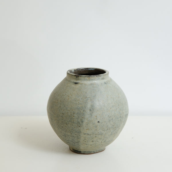 Vase Moon jar en grès H 16cm - Gris moucheté mat chez Brutal Ceramics