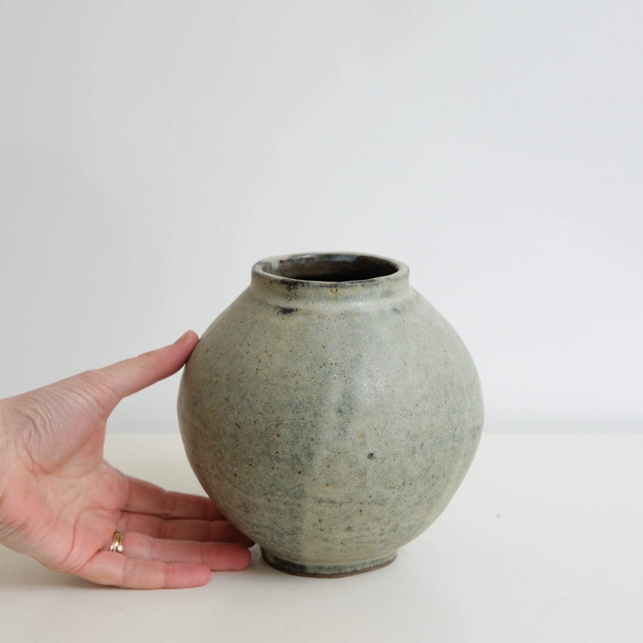 Vase Moon jar en grès H 16cm - Gris moucheté mat chez Brutal Ceramics