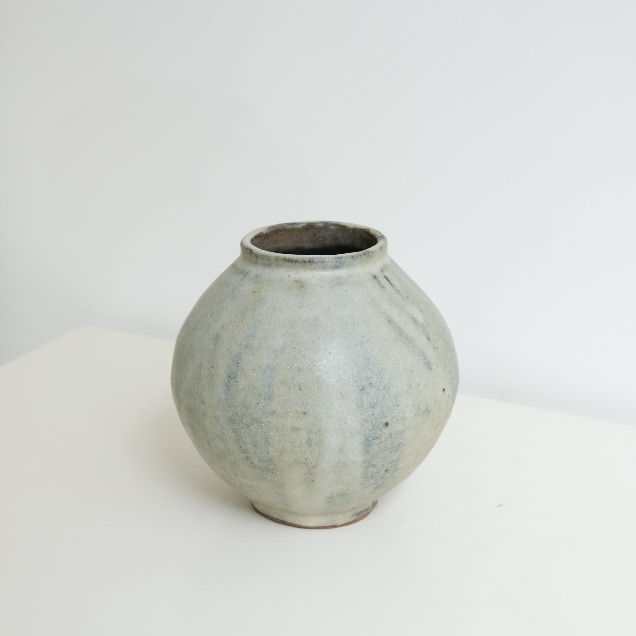 Vase Moon jar en grès H 16cm - Gris moucheté mat chez Brutal Ceramics
