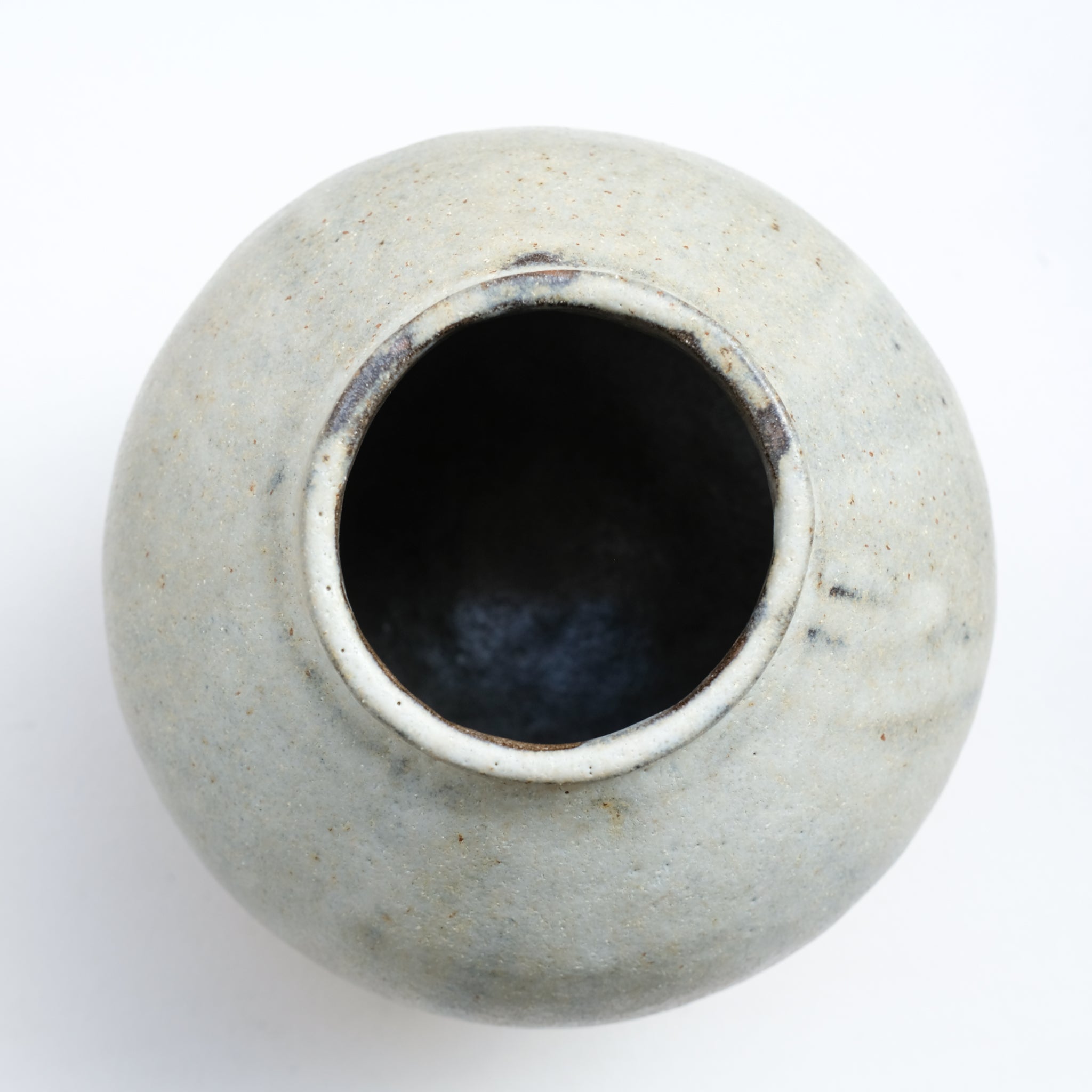 Vase Moon jar en grès H 16cm - Gris moucheté mat chez Brutal Ceramics
