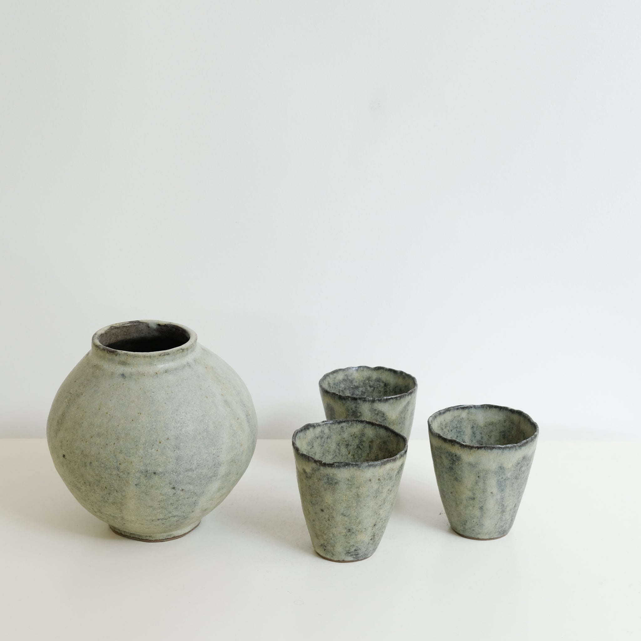 Tasse Nocturne en grès 190 ml - gris bleuté de Eunjung Lee chez Brutal Ceramics