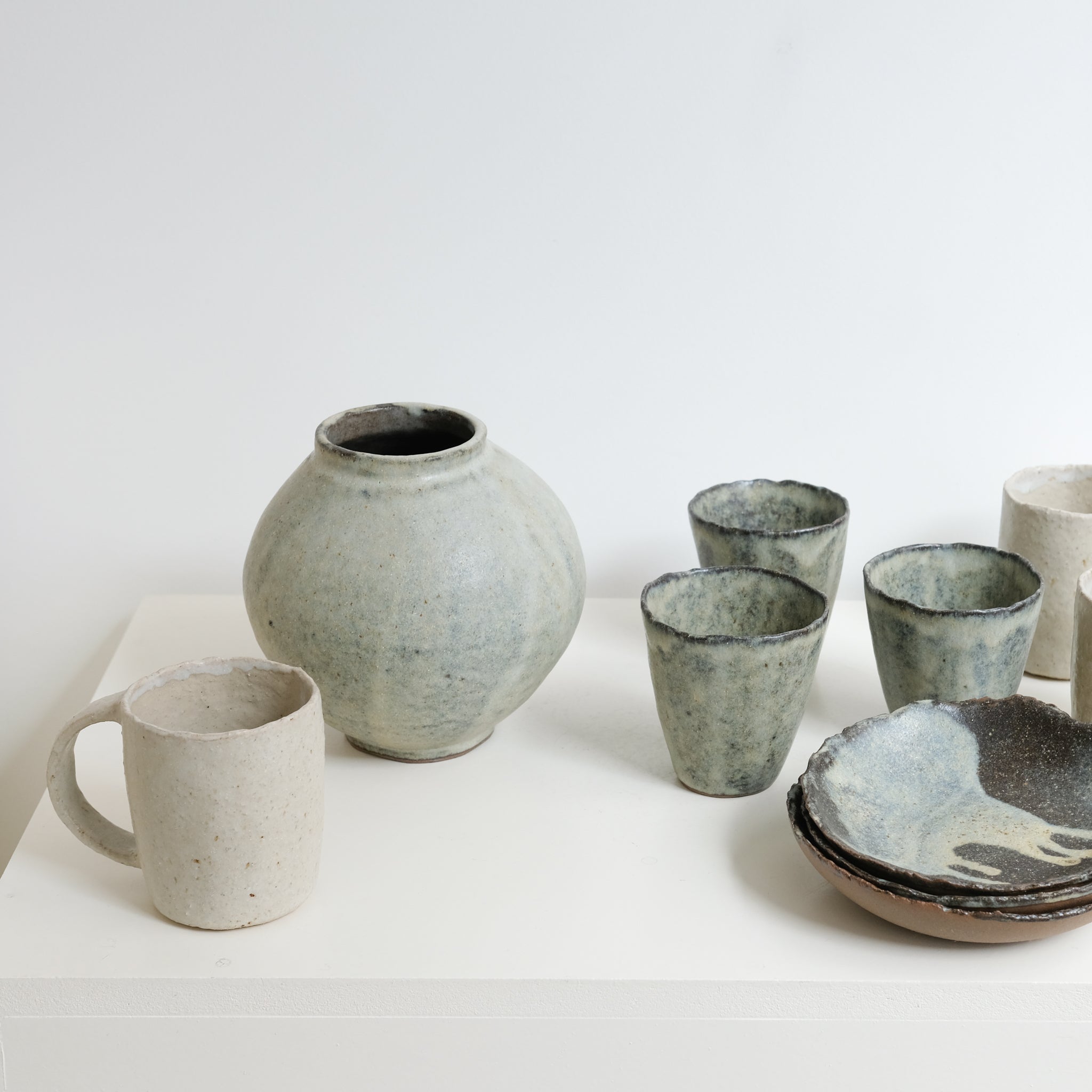 Vase Moon jar en grès H 16cm - Gris moucheté mat chez Brutal Ceramics