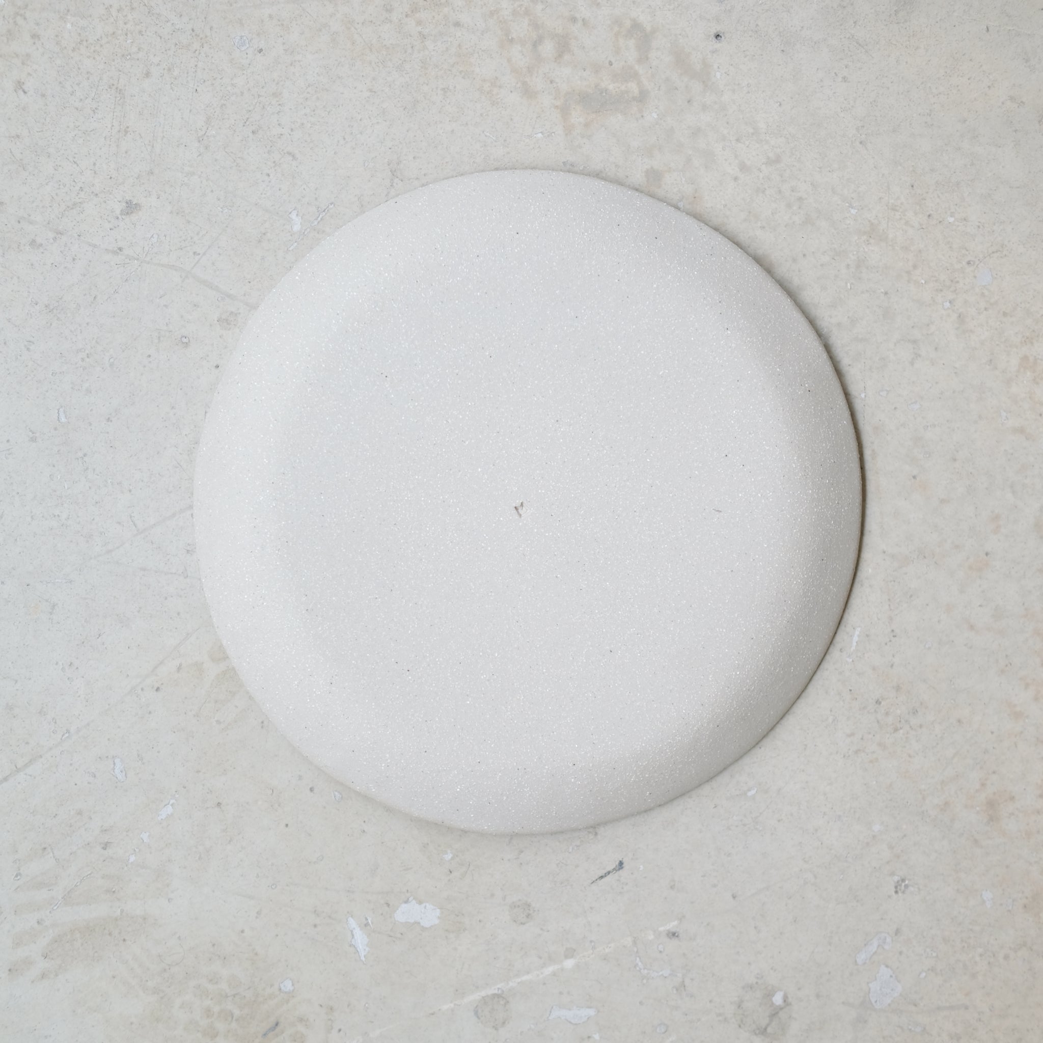 Assiette en grès D 20cm - beige satiné de Lola Moreau chez Brutal Ceramics