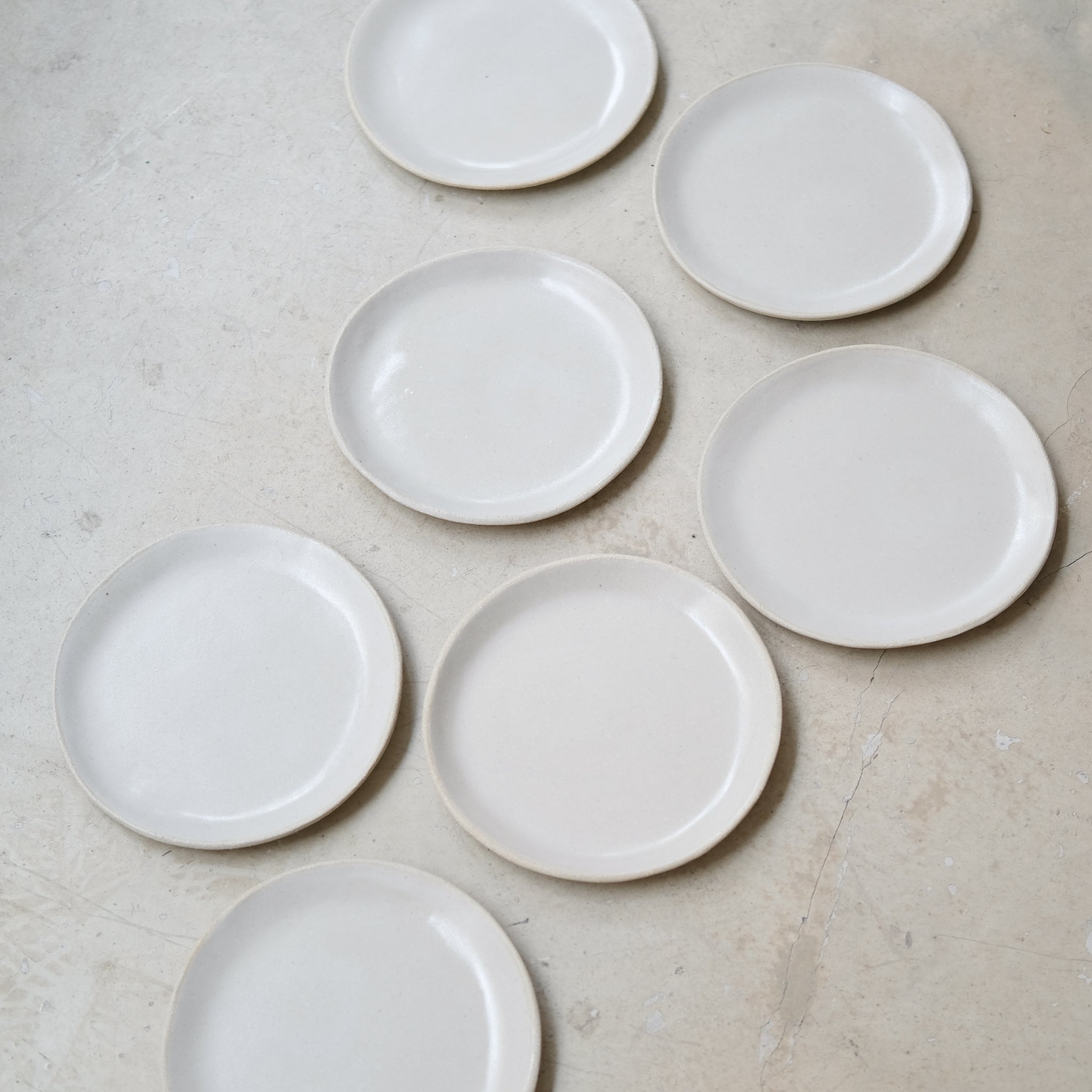 Assiette en grès D 20cm - beige satiné de Lola Moreau chez Brutal Ceramics