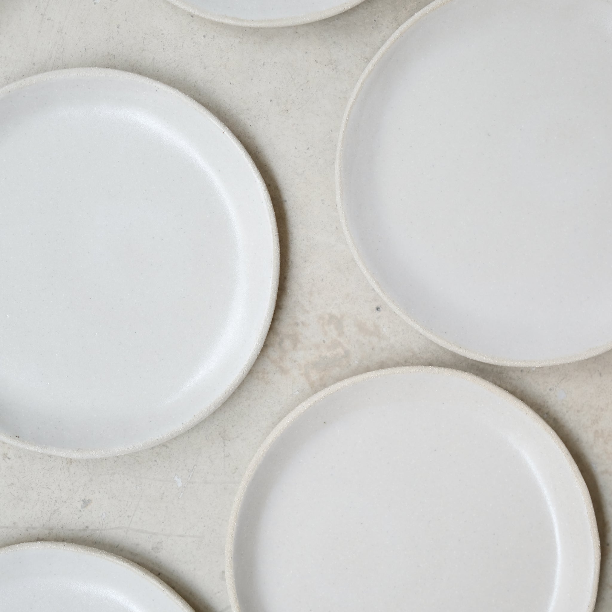 Assiette en grès D 20cm - beige satiné de Lola Moreau chez Brutal Ceramics