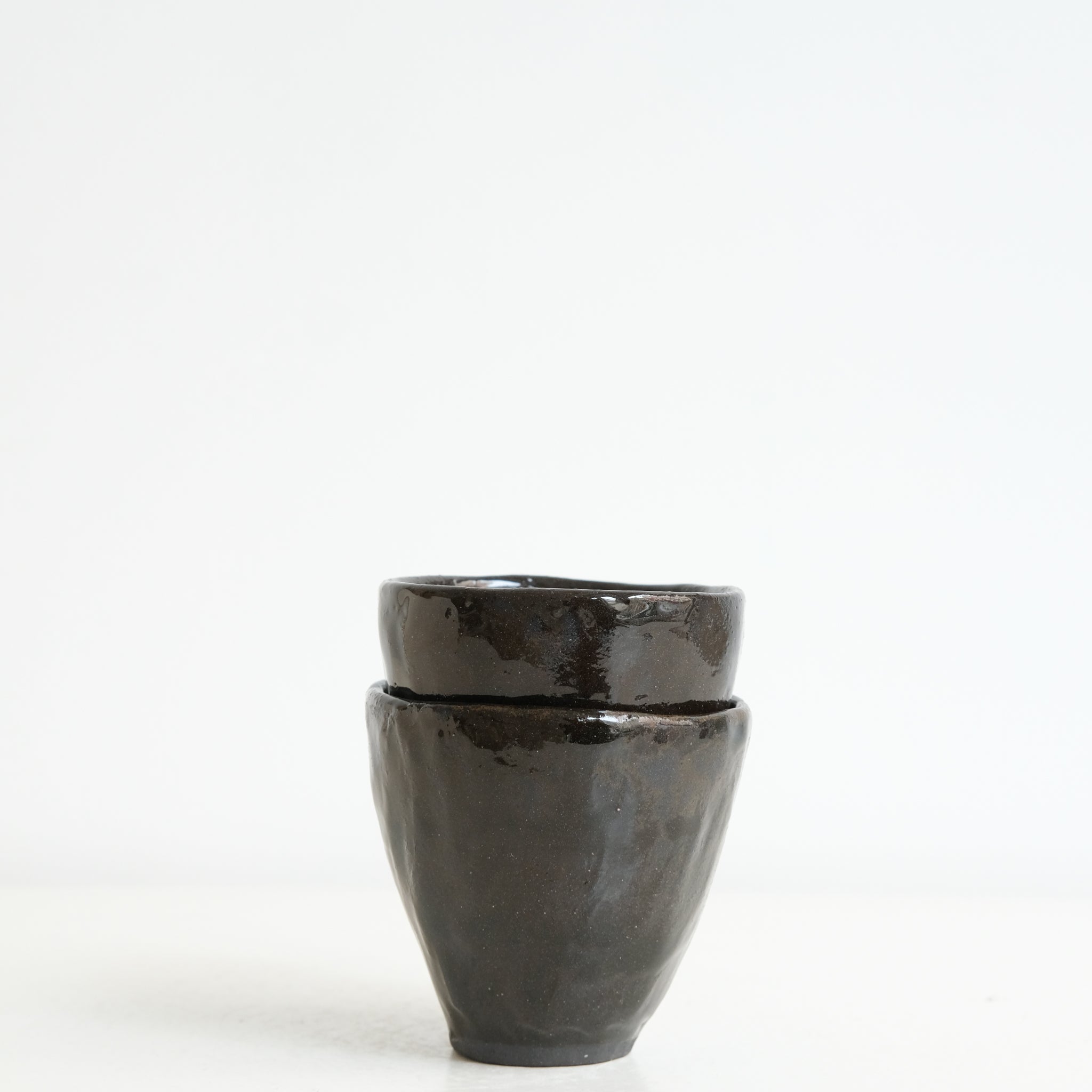 Tasse en grès noir 70ml - Noir brun de Lola Moreau chez Brutal Ceramics