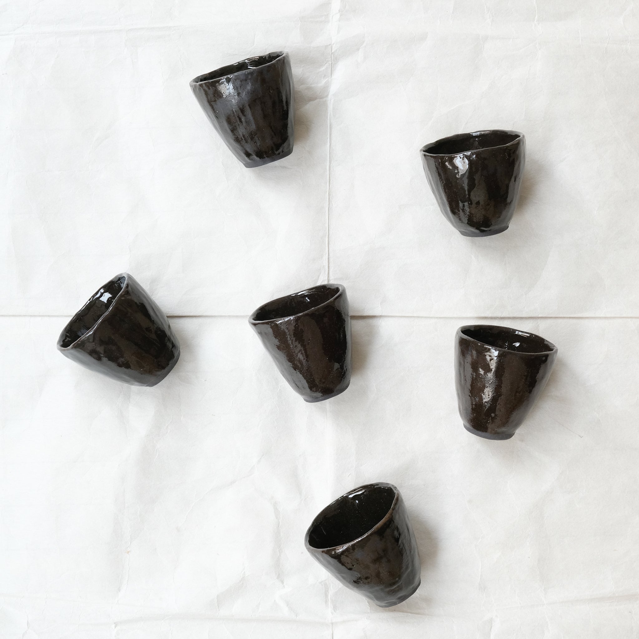 Tasse en grès noir 70ml - Noir brun de Lola Moreau chez Brutal Ceramics