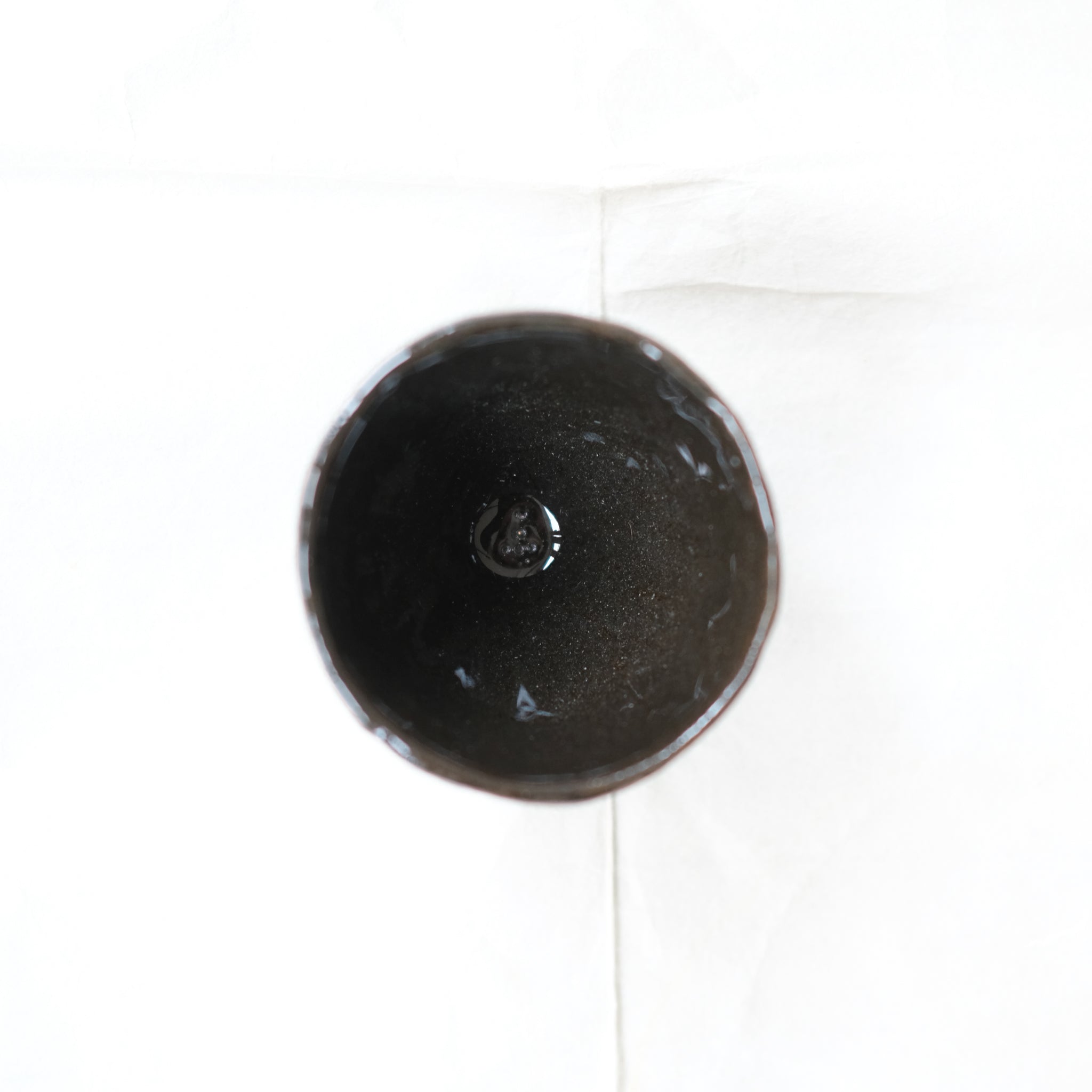 Tasse en grès noir 70ml - Noir brun de Lola Moreau chez Brutal Ceramics