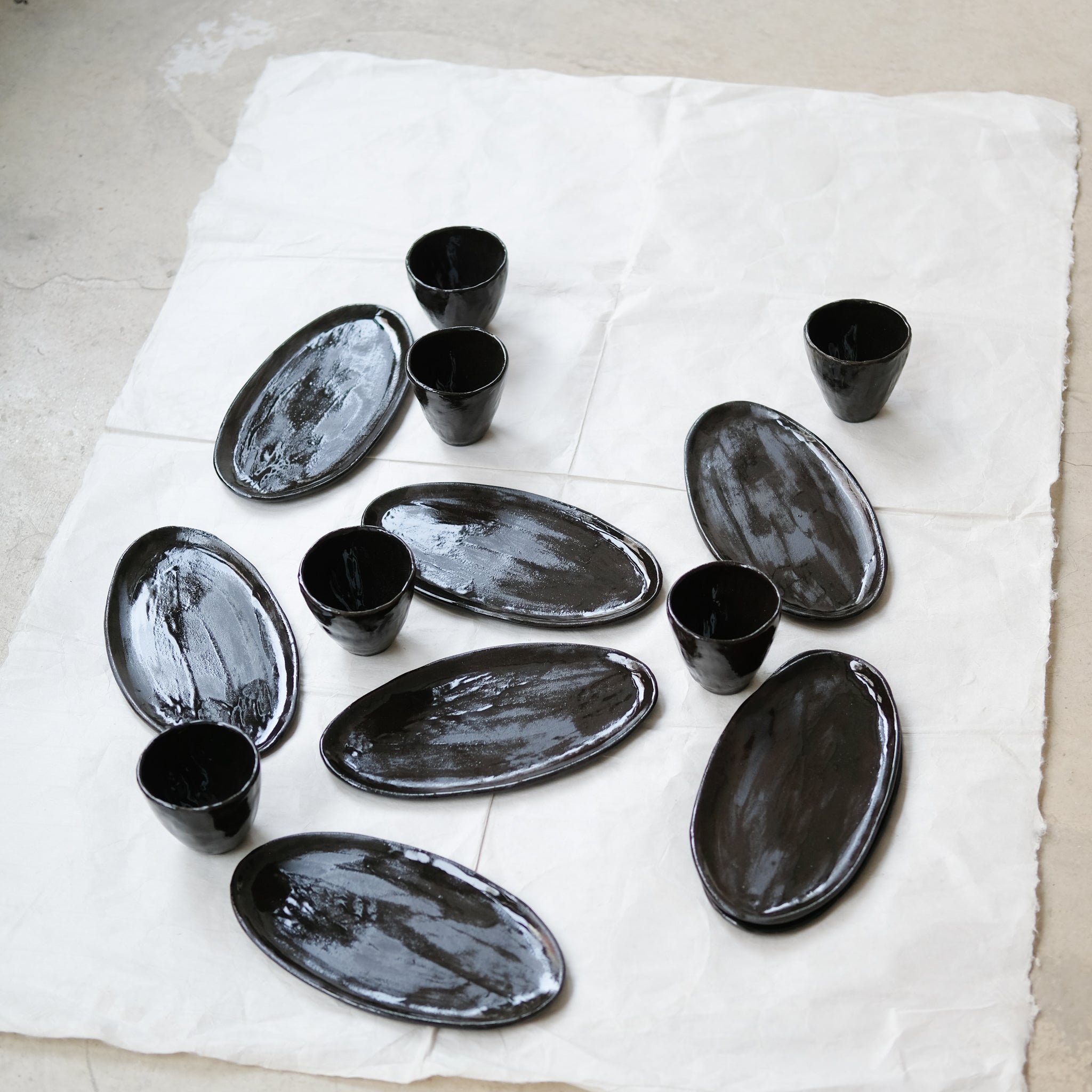Tasse en grès noir 70ml - Noir brun de Lola Moreau chez Brutal Ceramics