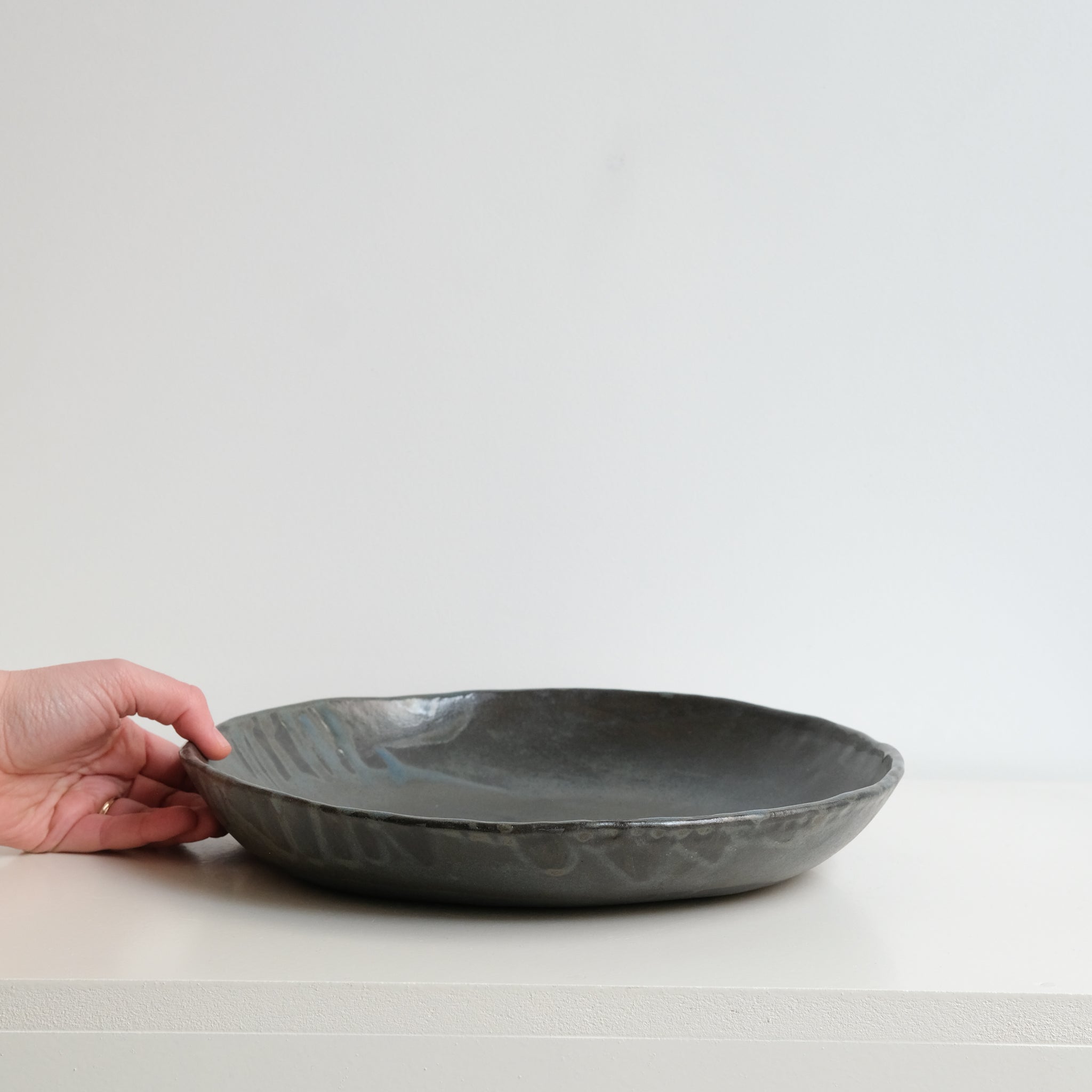Plat en grès D 30,5cm - brun noir bleu de Lola Moreau chez Brutal Ceramics