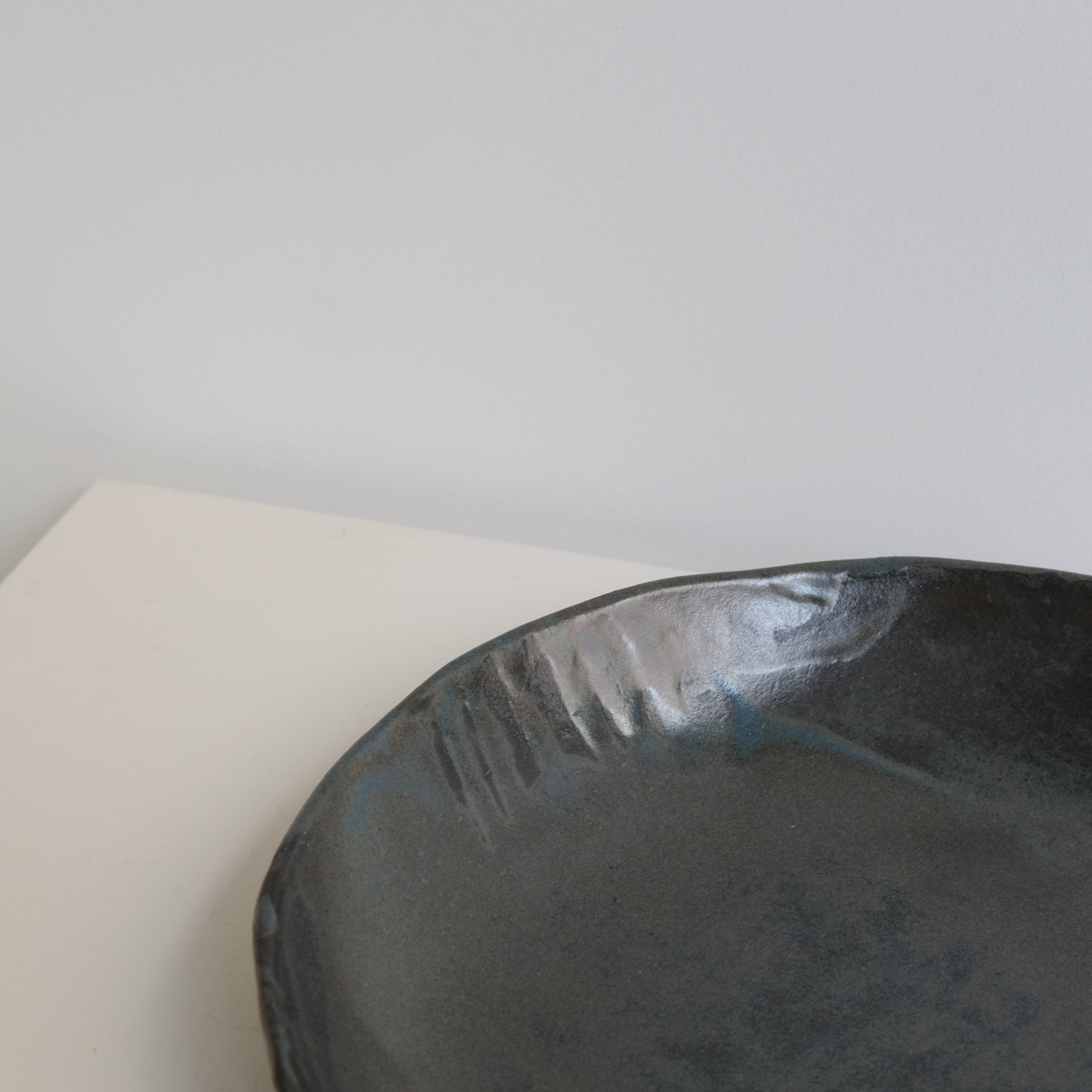 Plat en grès D 30,5cm - brun noir bleu de Lola Moreau chez Brutal Ceramics