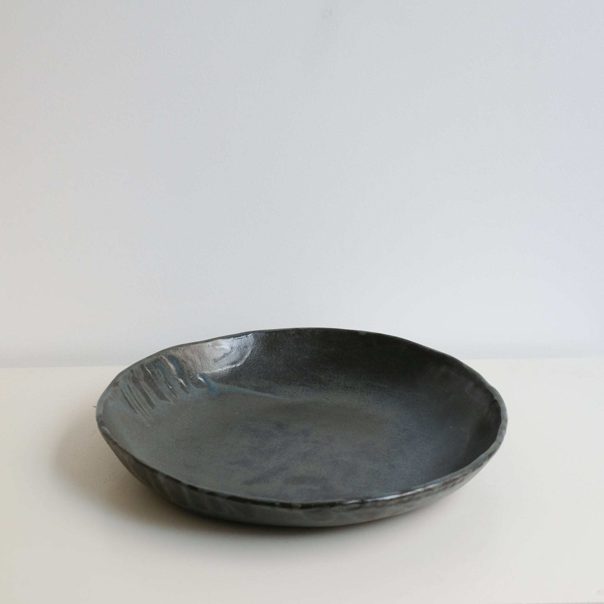Plat en grès D 30,5cm - brun noir bleu de Lola Moreau chez Brutal Ceramics