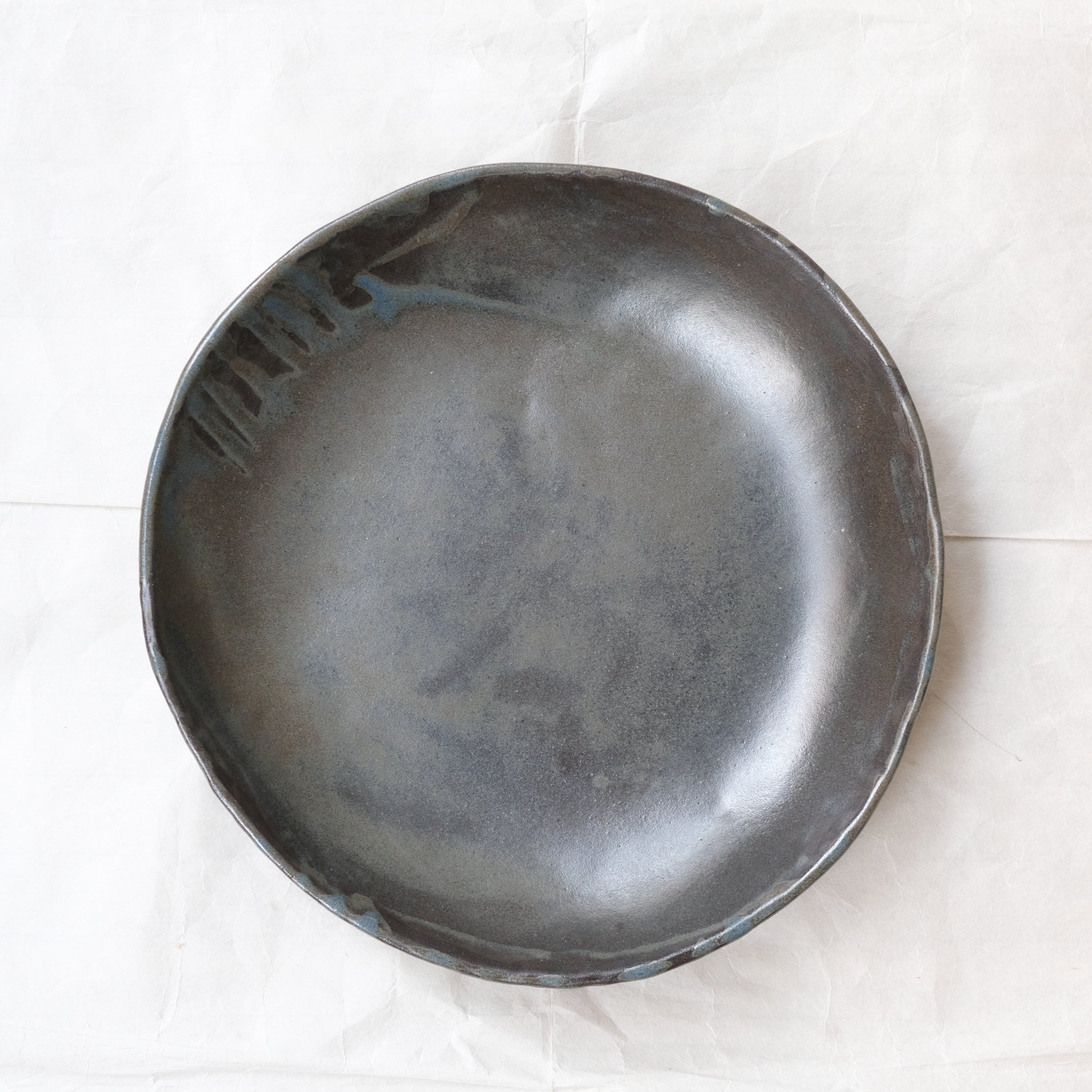 Plat en grès D 30,5cm - brun noir bleu de Lola Moreau chez Brutal Ceramics