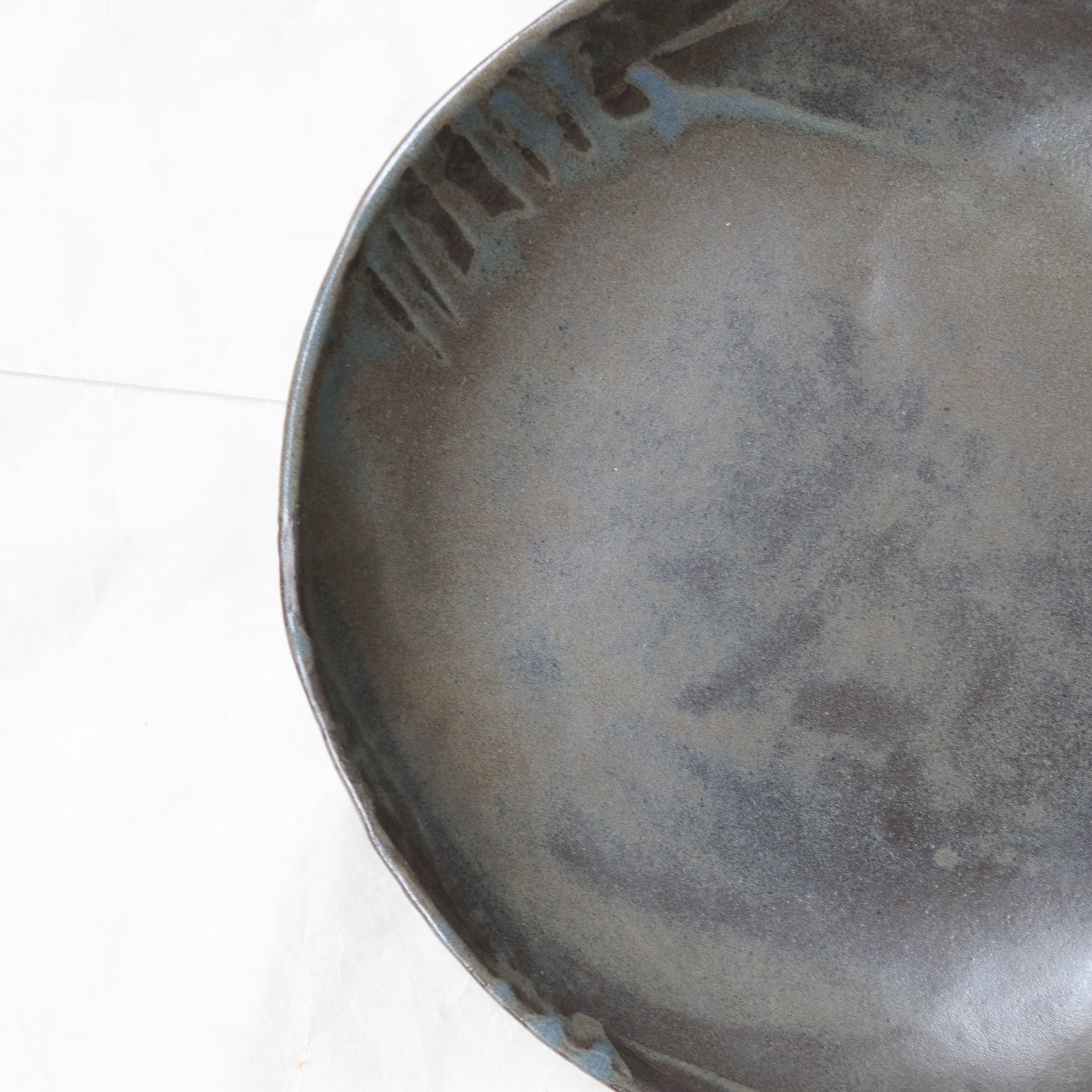 Plat en grès D 30,5cm - brun noir bleu de Lola Moreau chez Brutal Ceramics