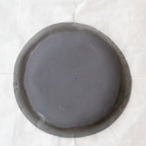 Plat en grès D 30,5cm - brun noir bleu de Lola Moreau chez Brutal Ceramics