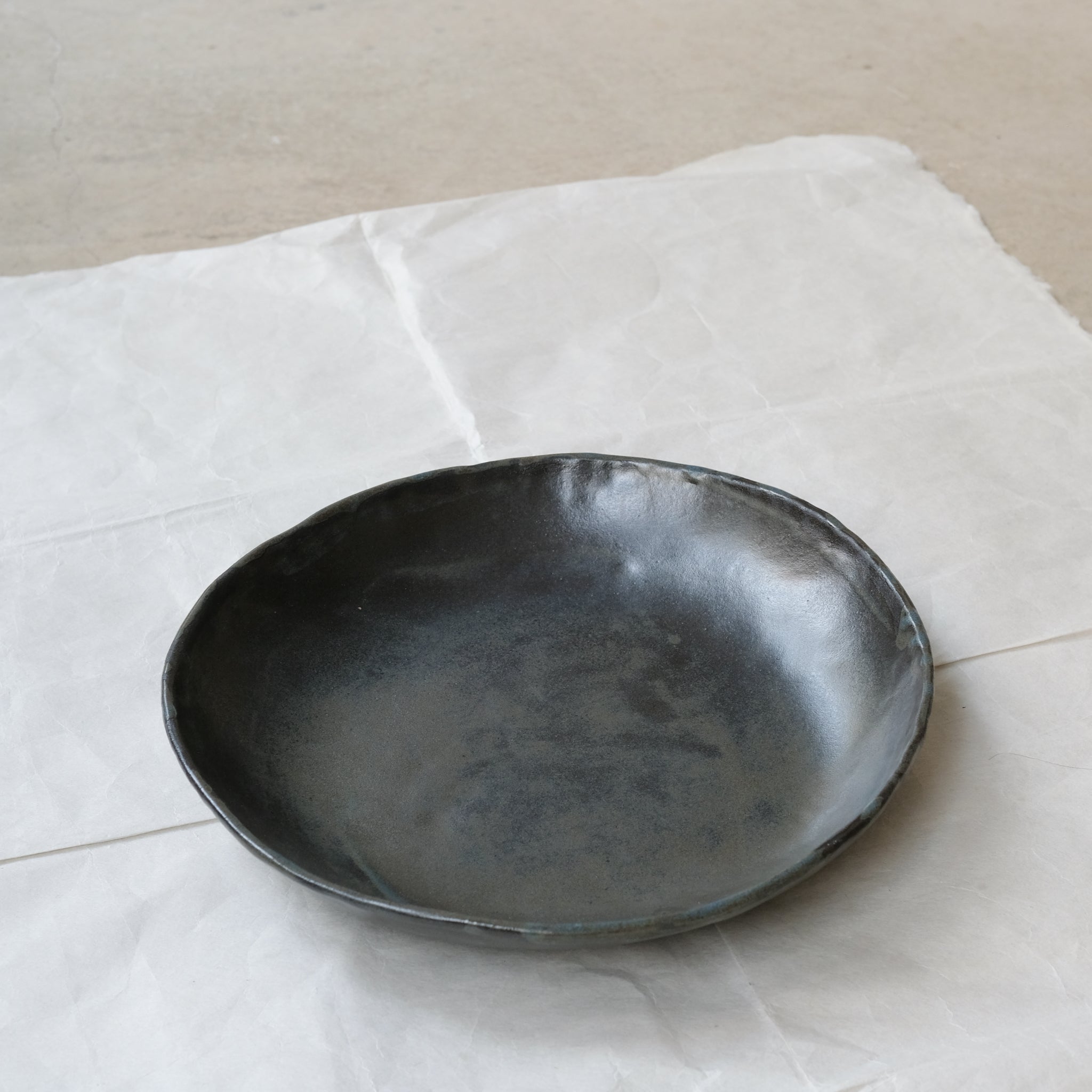 Plat en grès D 30,5cm - brun noir bleu de Lola Moreau chez Brutal Ceramics