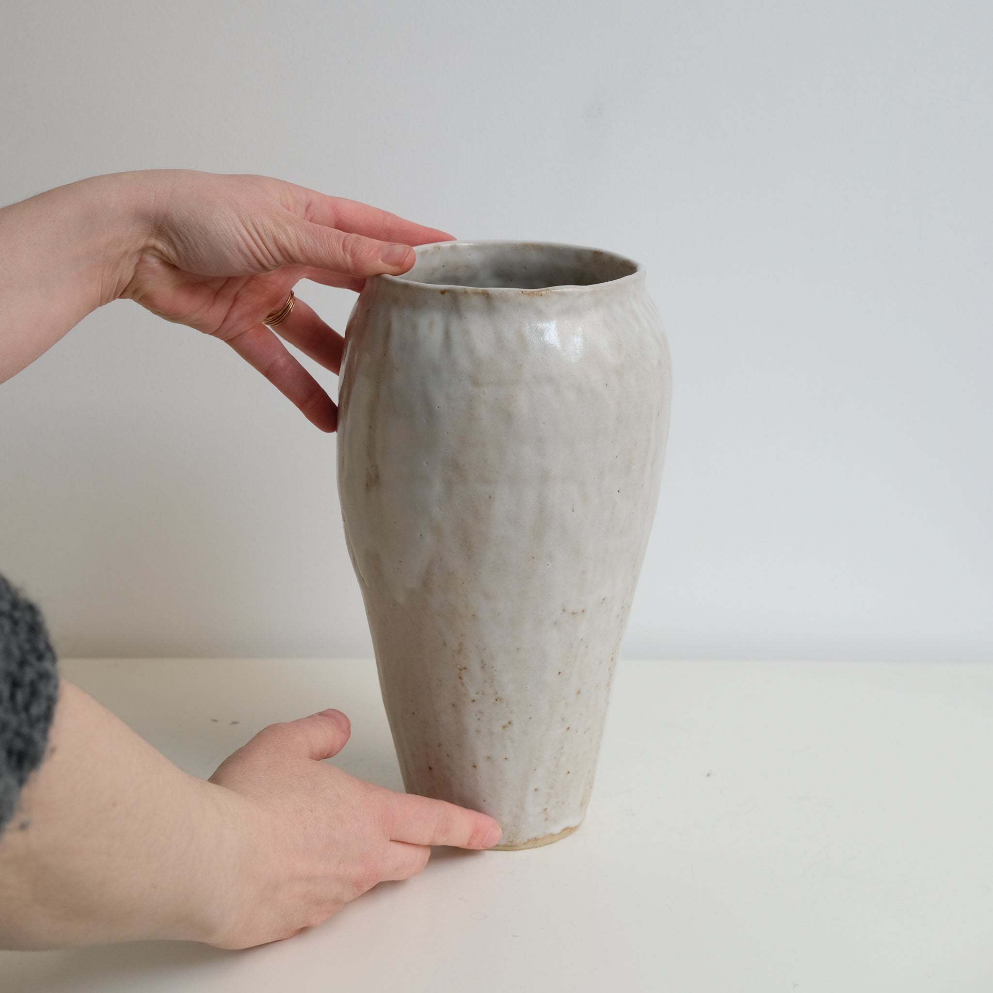 Vase en grès H 27cm - Blanc beige de Lola Moreau chez Brutal Ceramics 