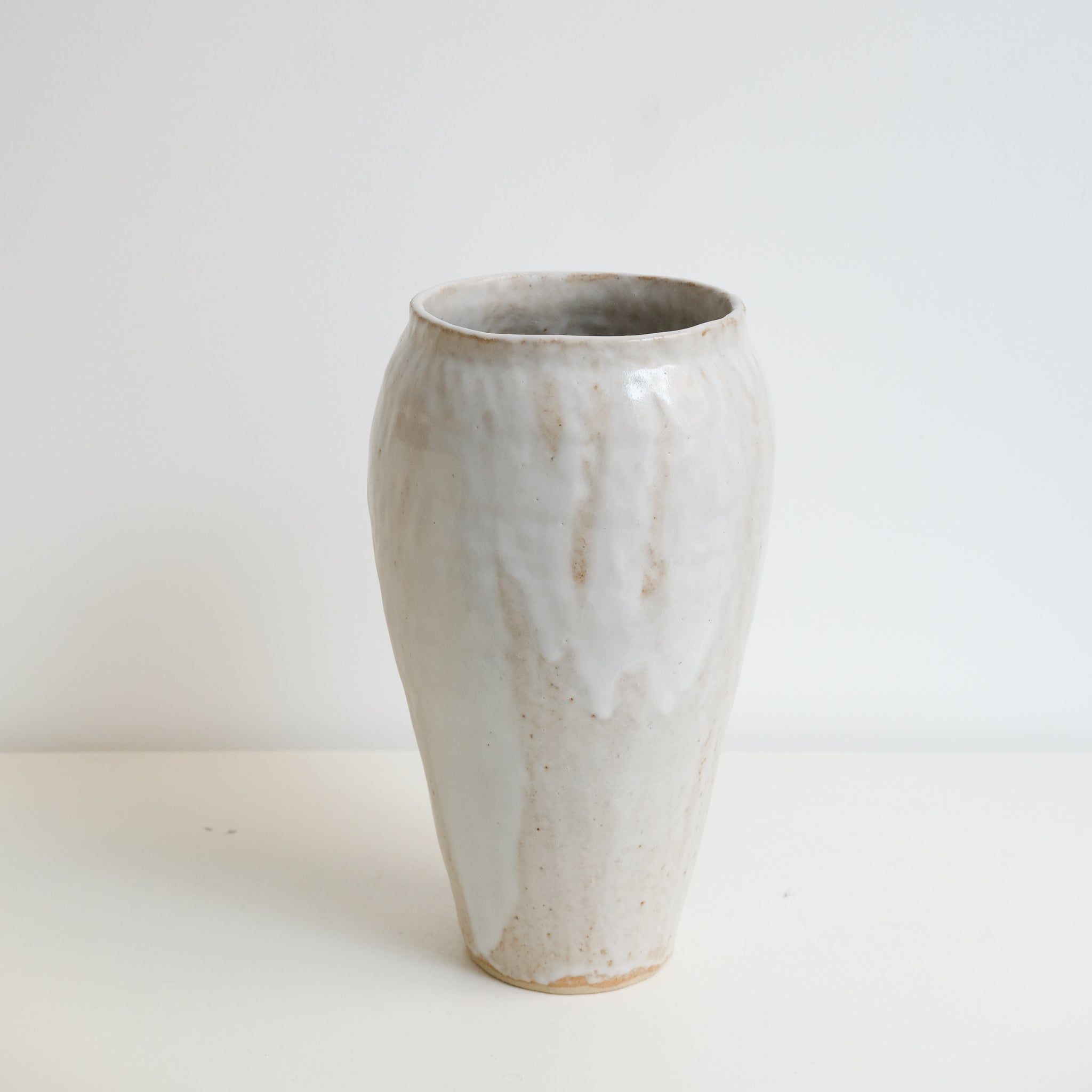Vase en grès H 27cm - Blanc beige de Lola Moreau chez Brutal Ceramics 