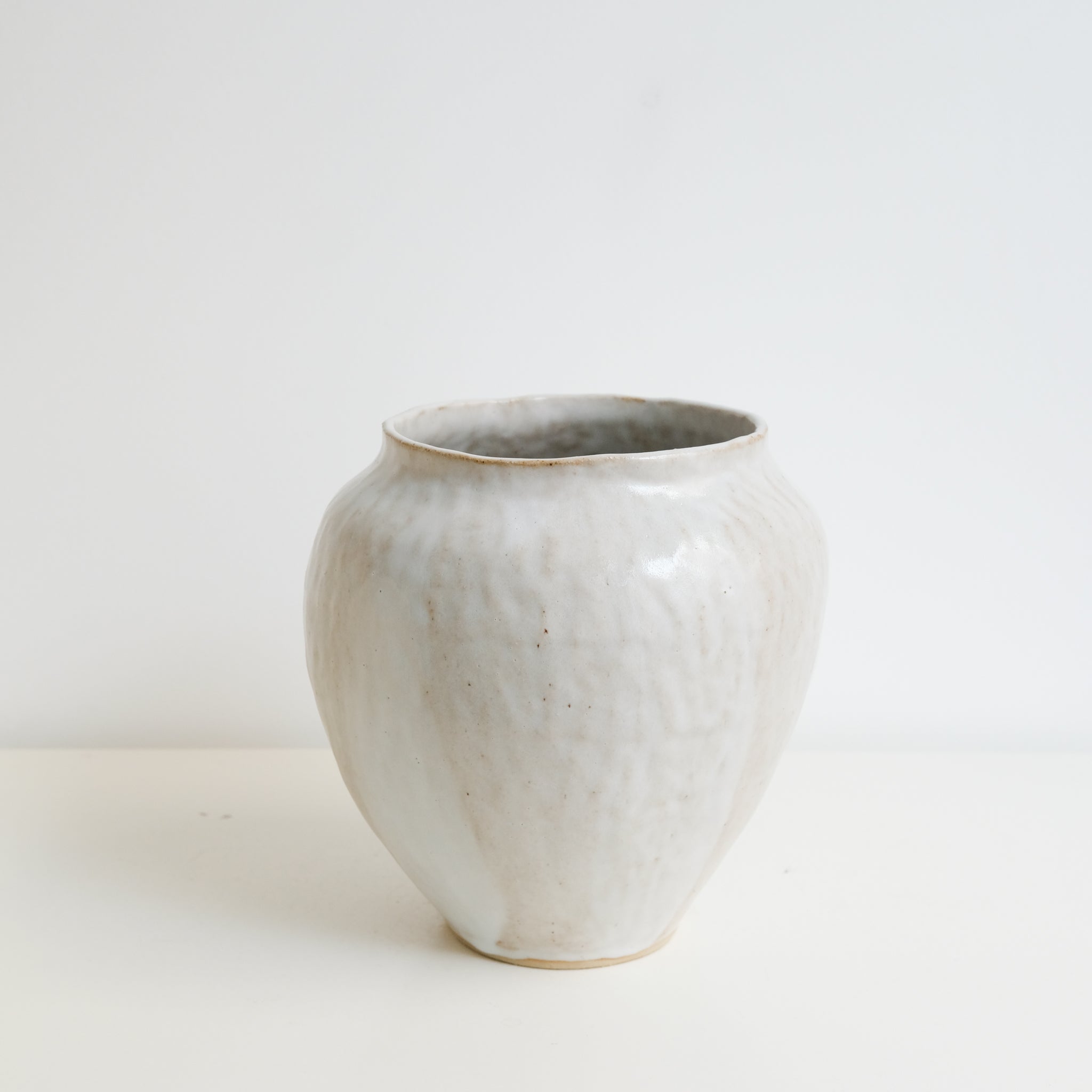 Vase en grès H 20cm - Blanc beige de Lola Moreau chez Brutal Ceramics