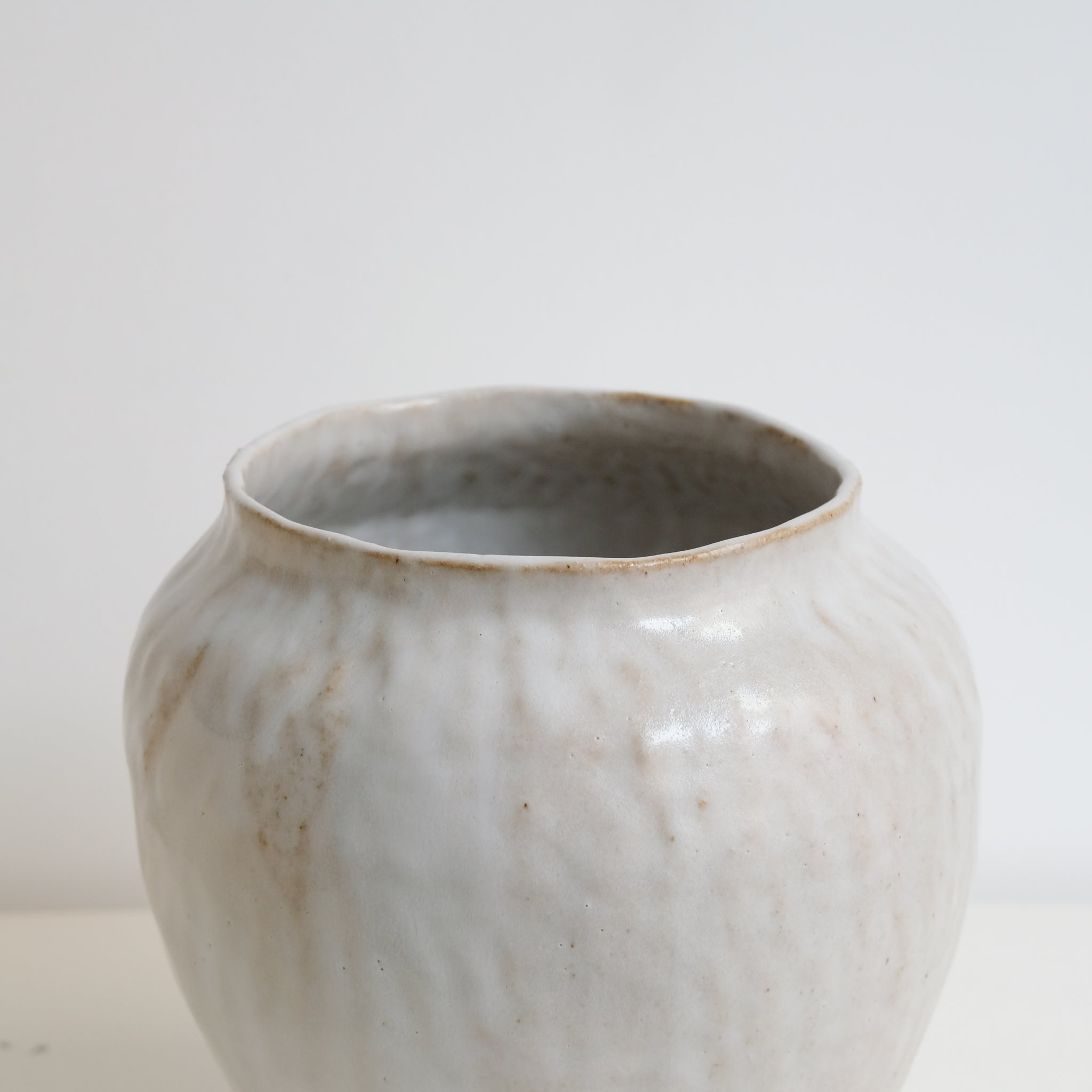 Vase en grès H 20cm - Blanc beige de Lola Moreau chez Brutal Ceramics
