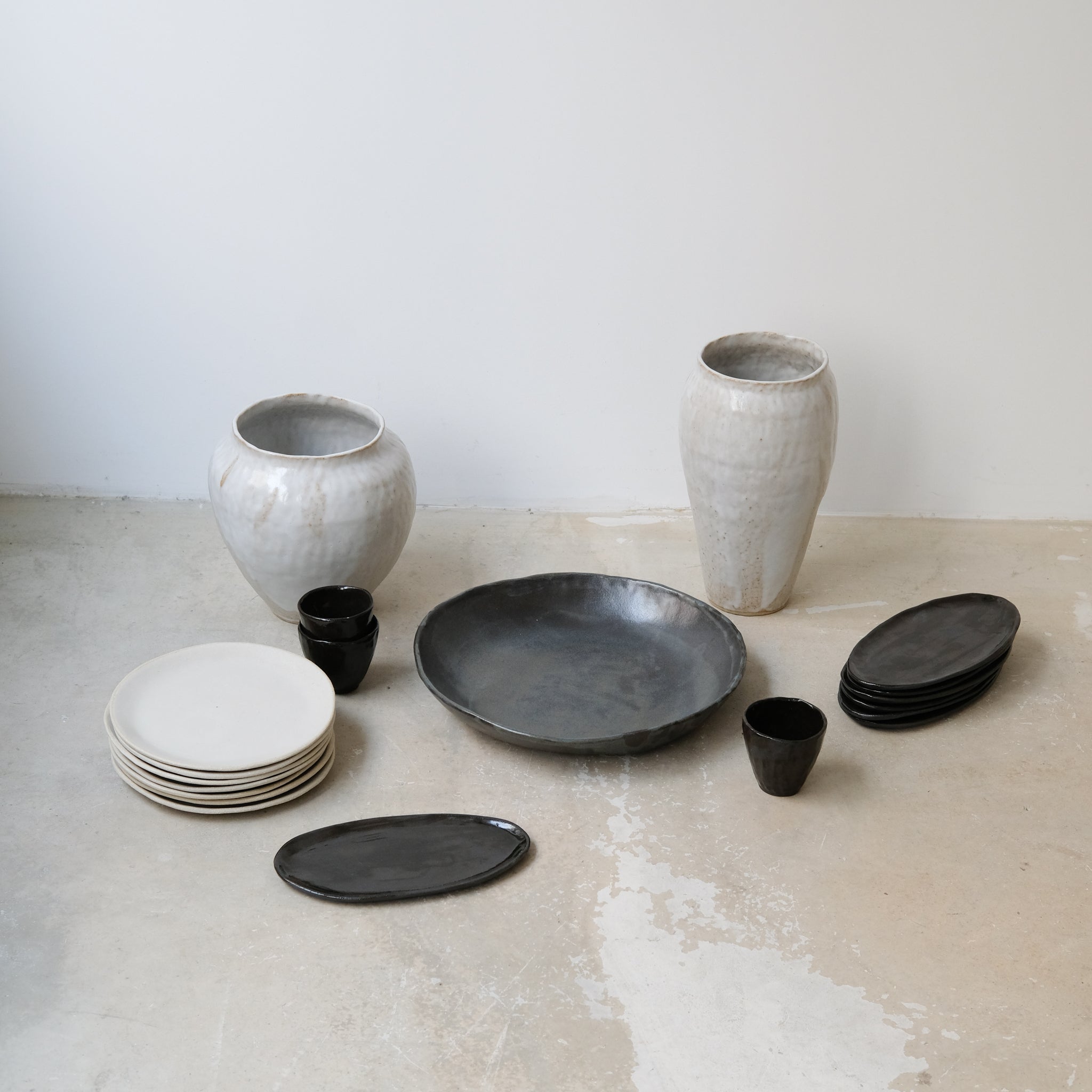 Plat en grès D 30,5cm - brun noir bleu de Lola Moreau chez Brutal Ceramics