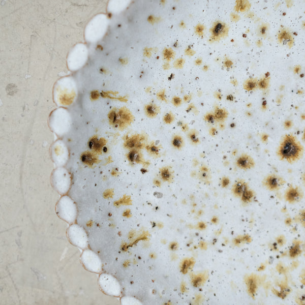 Assiette en terre glanée D 18,5cm - Blanc tacheté de Potry chez Brutal Ceramics