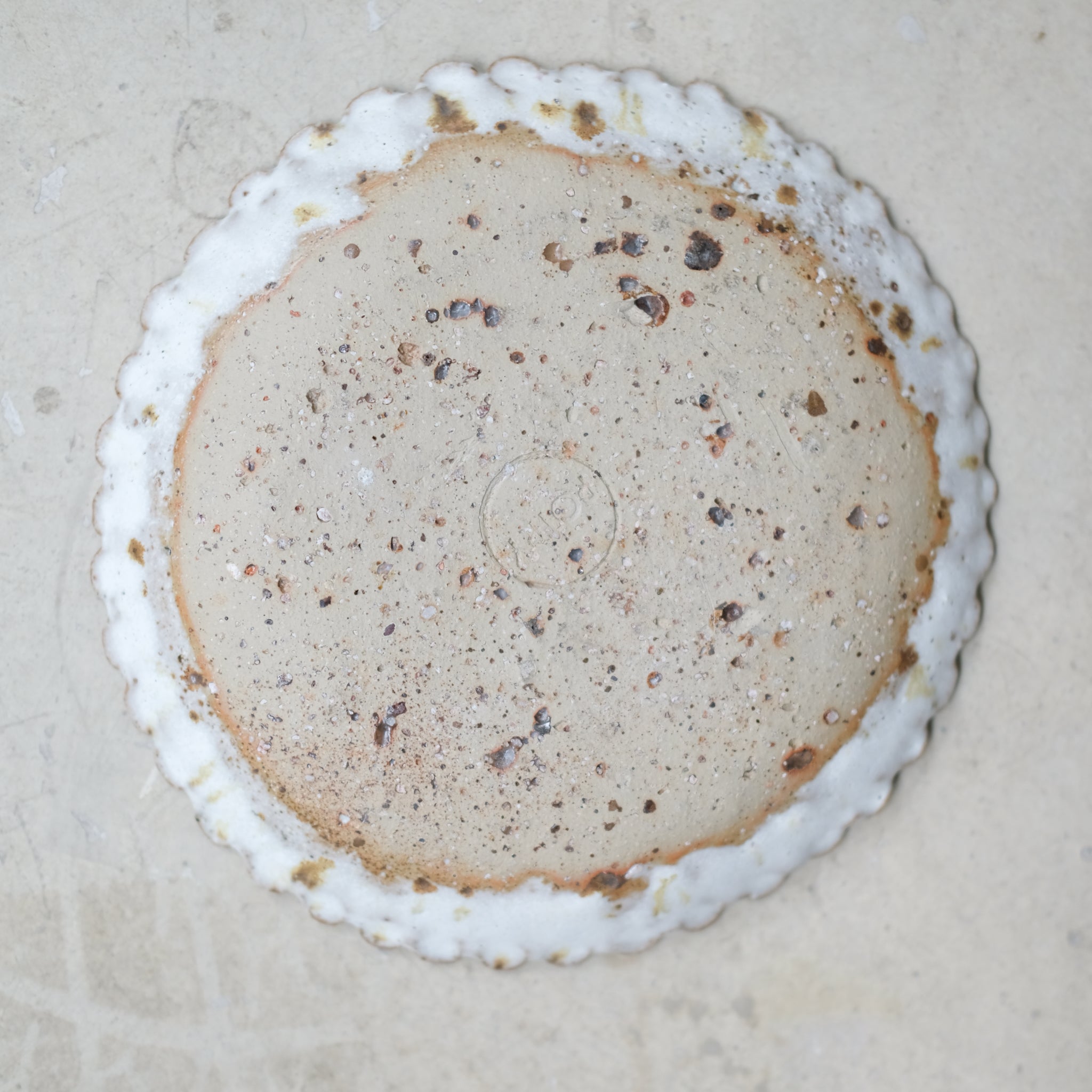 Assiette en terre glanée D 18,5cm - Blanc tacheté de Potry chez Brutal Ceramics