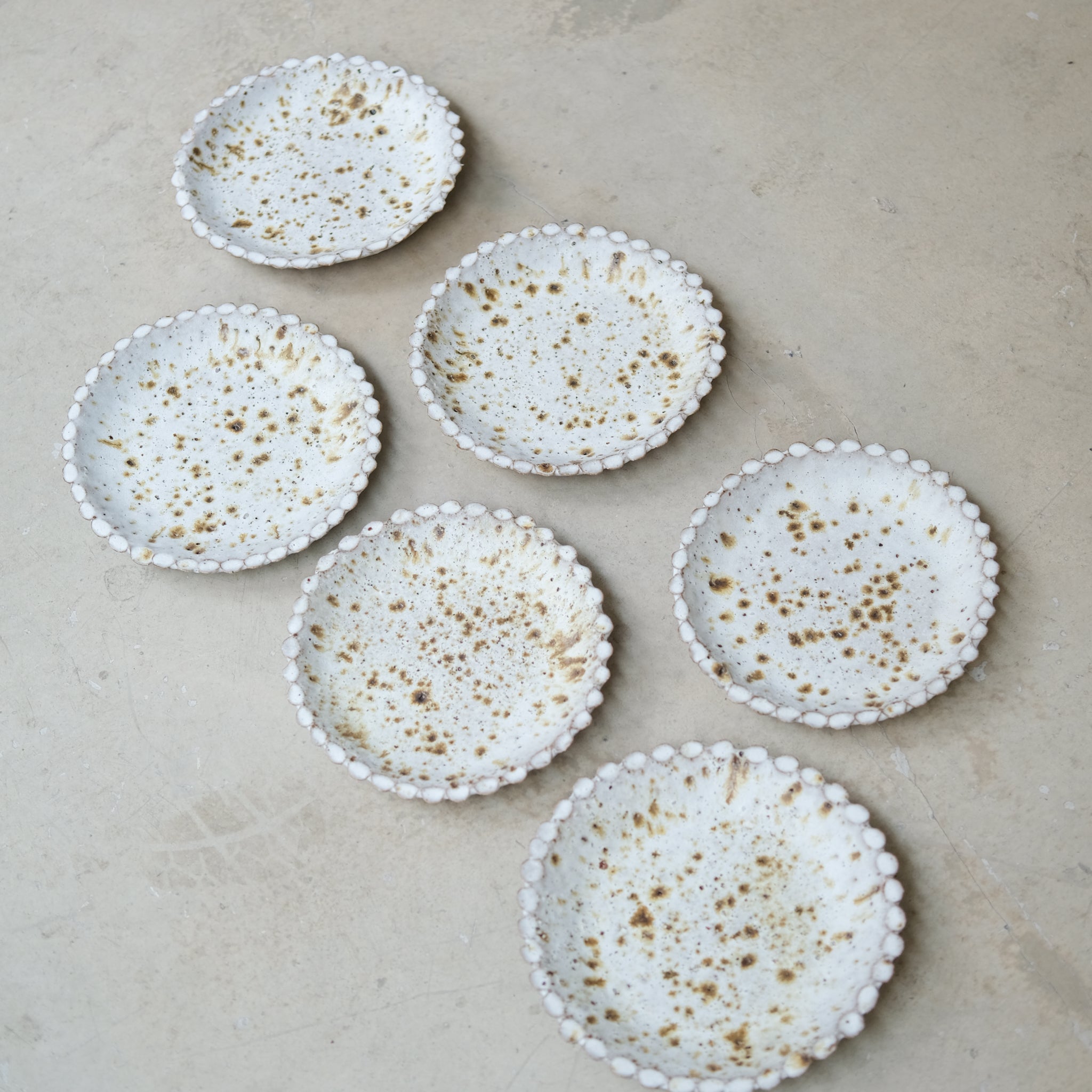 Assiette en terre glanée D 18,5cm - Blanc tacheté de Potry chez Brutal Ceramics