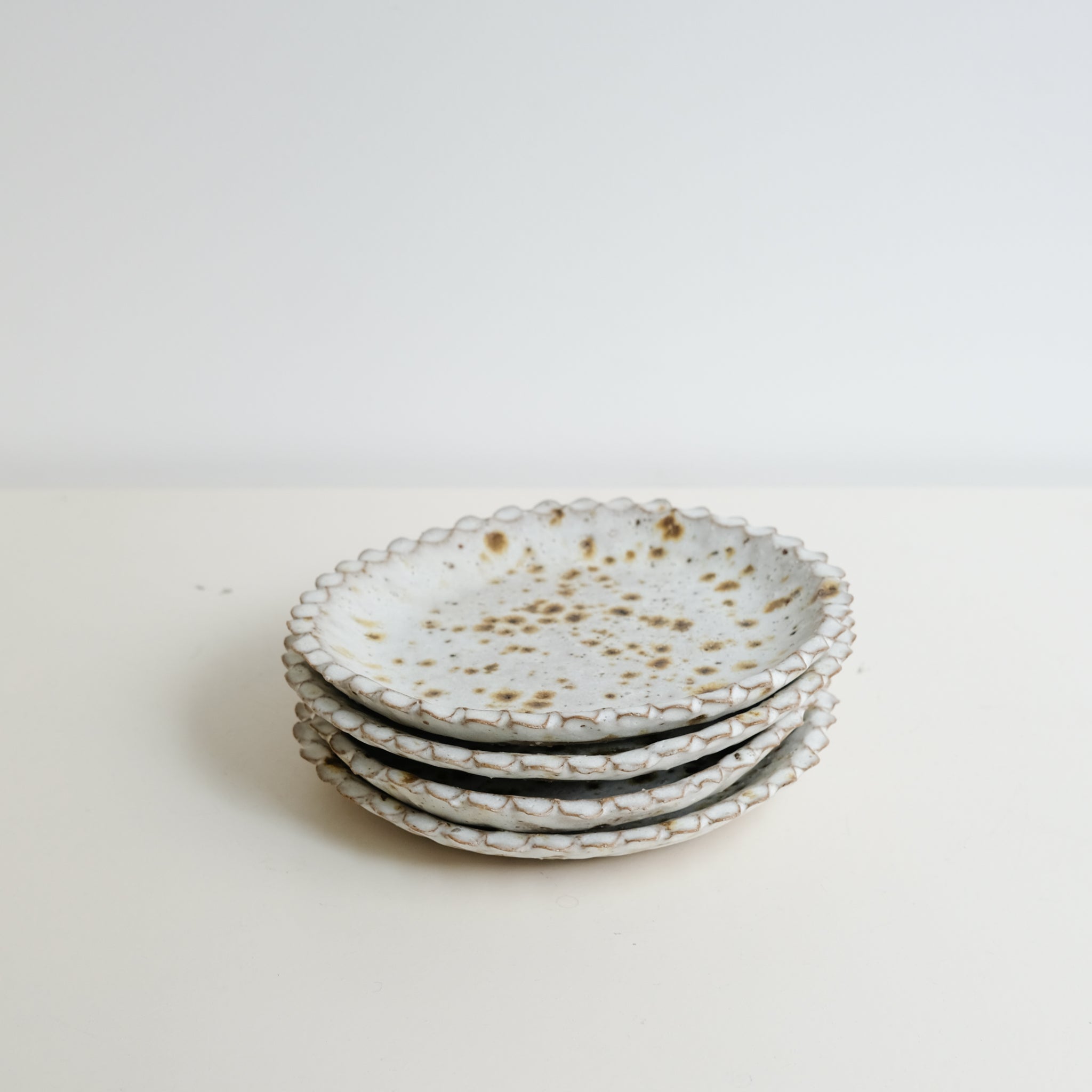 Assiette en terre glanée D 18,5cm - Blanc tacheté de Potry chez Brutal Ceramics