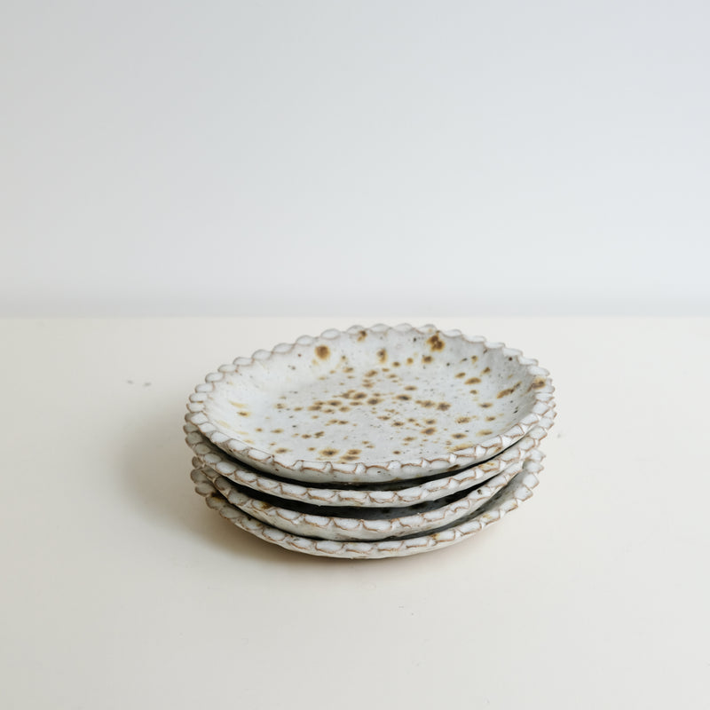 Assiette en terre glanée D 18,5cm - Blanc tacheté de Potry chez Brutal Ceramics