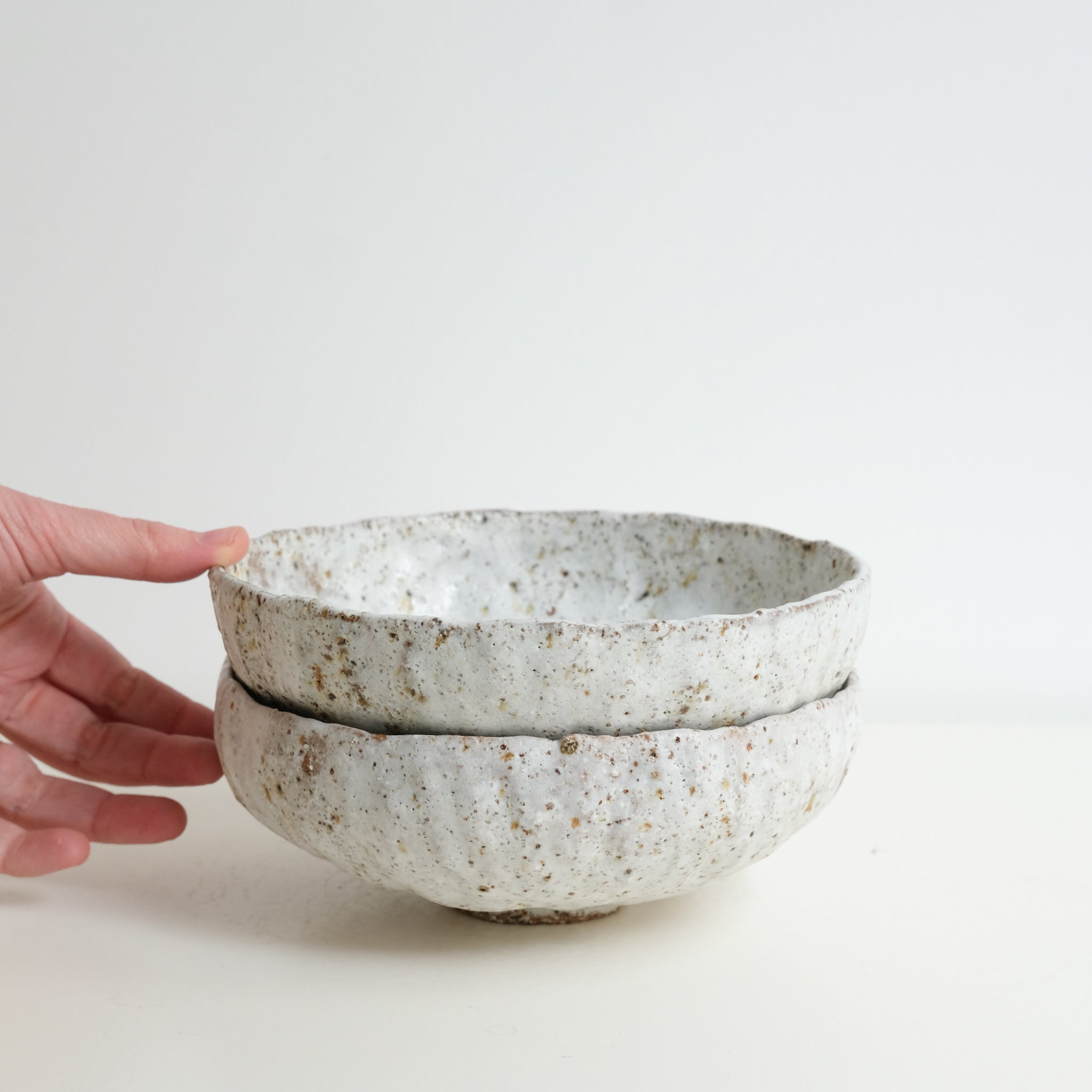 Bol en terre glanée D 17,5cm -Gris et blanc satiné par Potry chez Brutal Ceramics