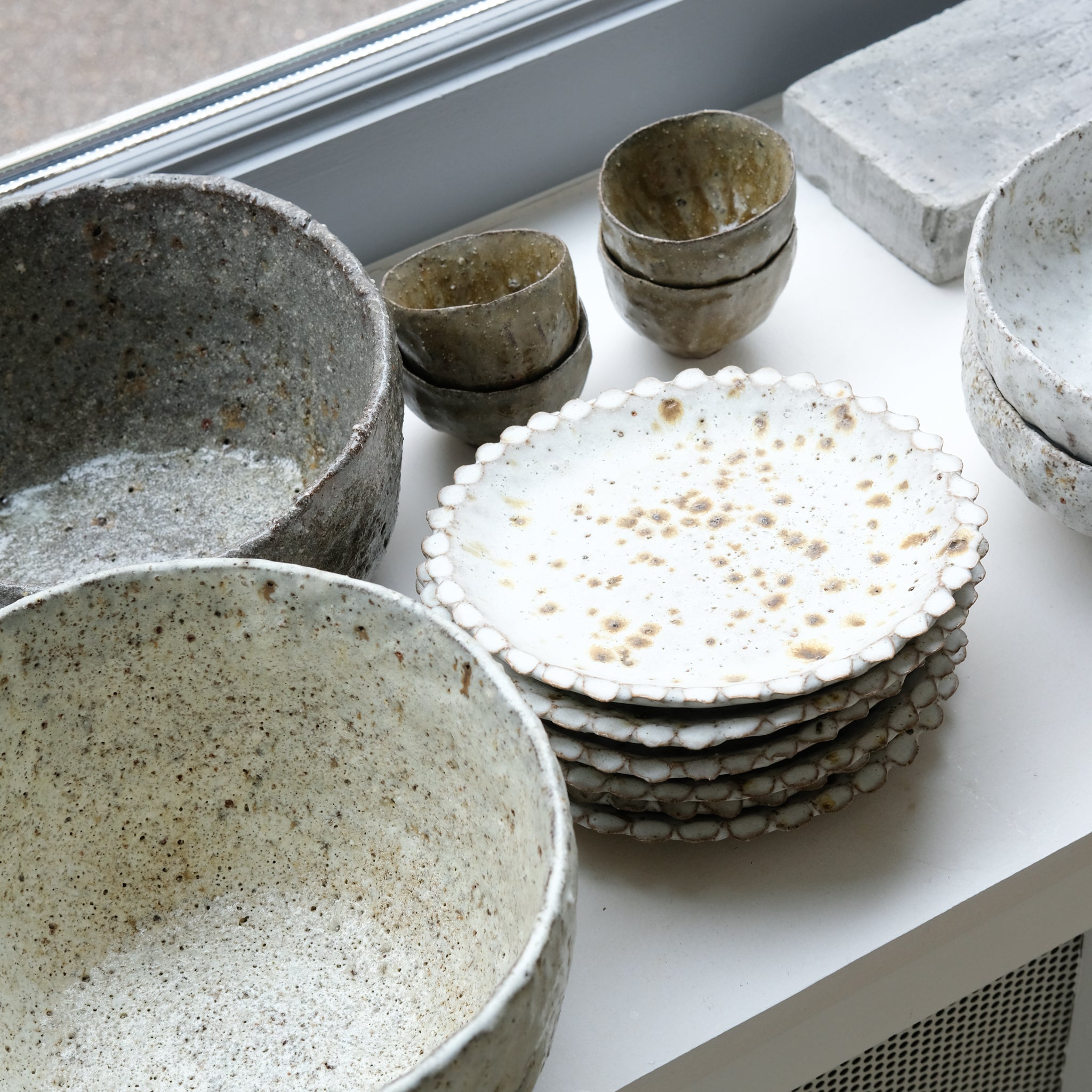 Assiette en terre glanée D 18,5cm - Blanc tacheté de Potry chez Brutal Ceramics