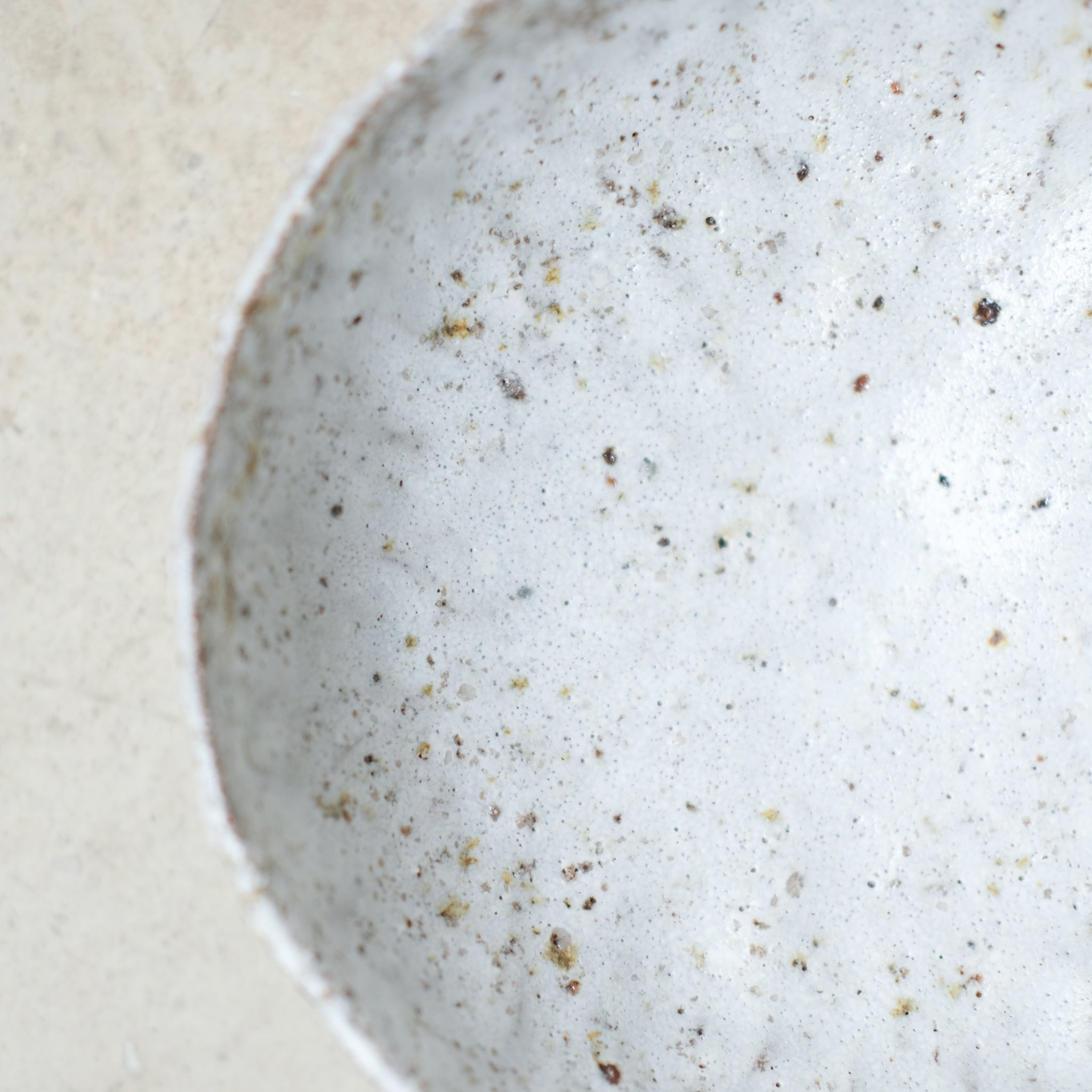 Bol en terre glanée D 17,5cm -Gris et blanc satiné par Potry chez Brutal Ceramics
