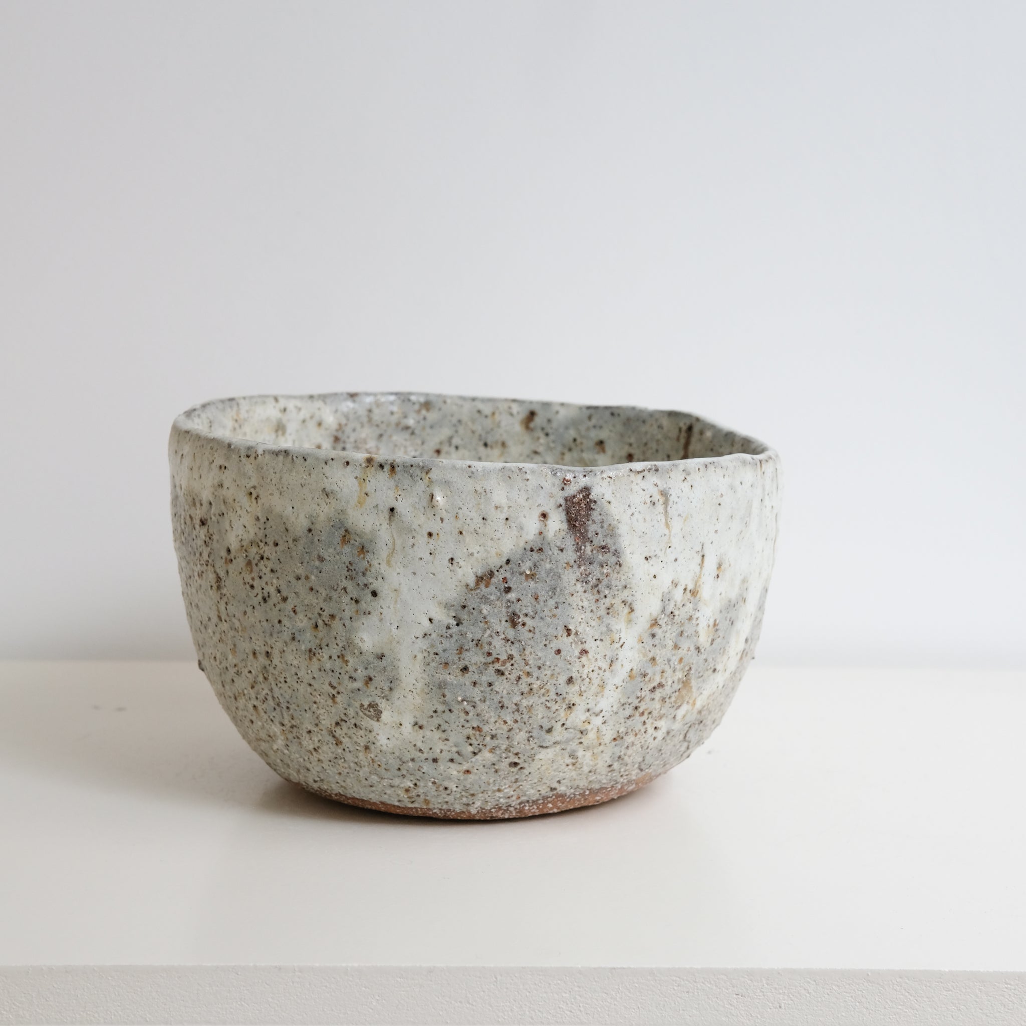 Saladier en terre glanée D 21,5cm - Blanc gris mat par Potry chez Brutal Ceramics