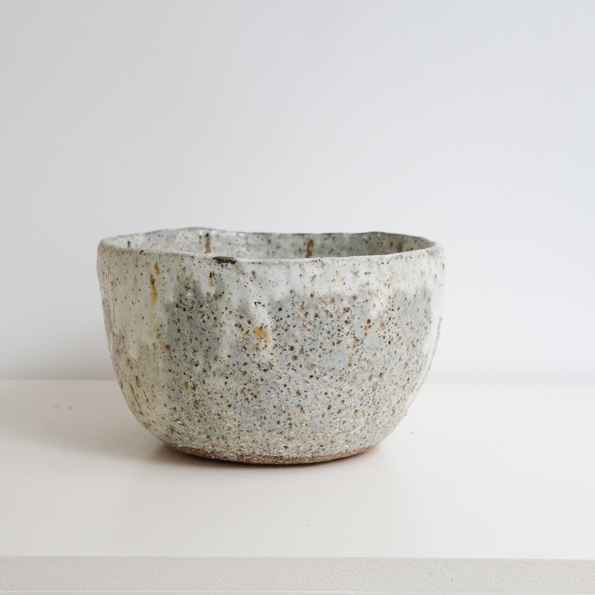 Saladier en terre glanée D 21,5cm - Blanc gris mat par Potry chez Brutal Ceramics