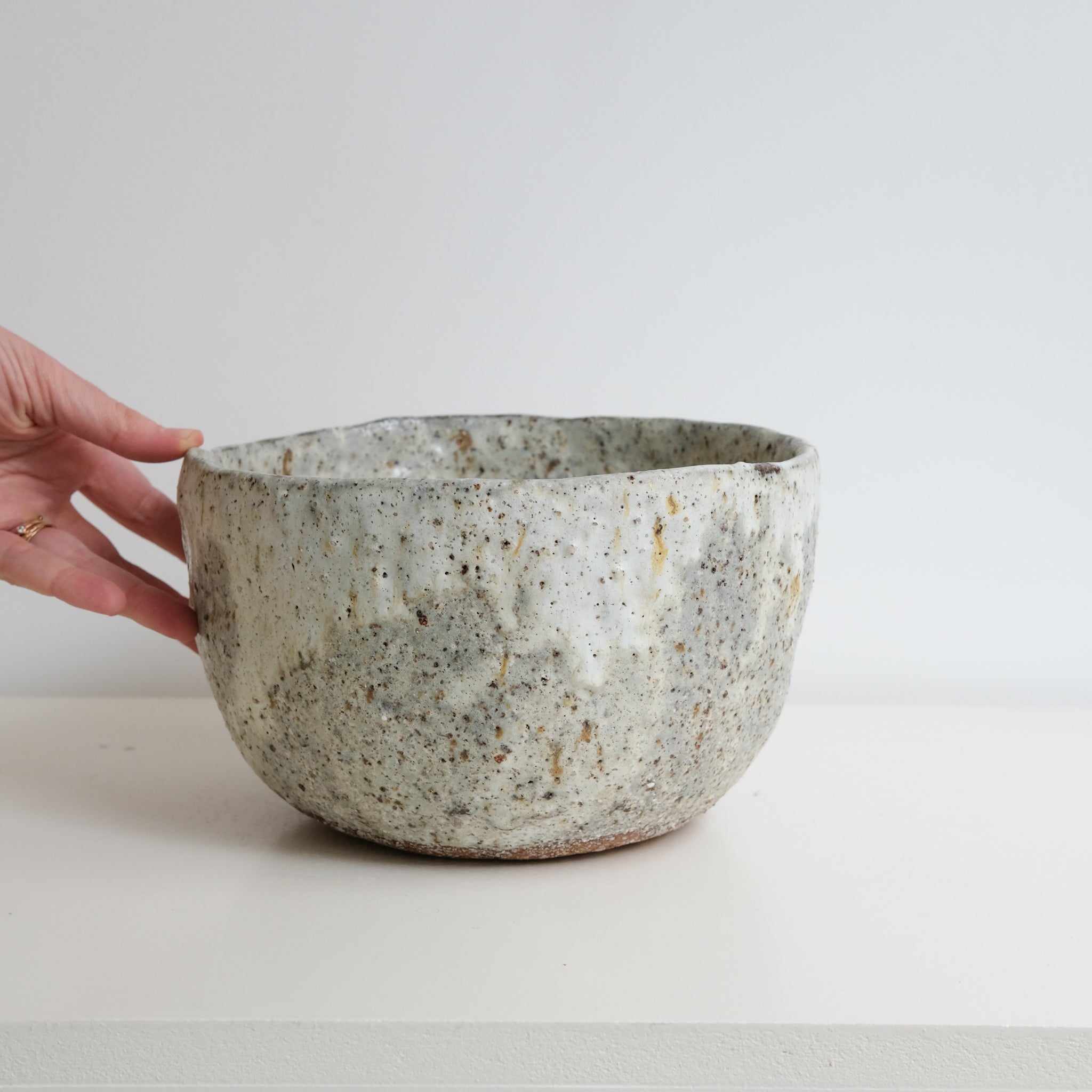 Saladier en terre glanée D 21,5cm - Blanc gris mat par Potry chez Brutal Ceramics