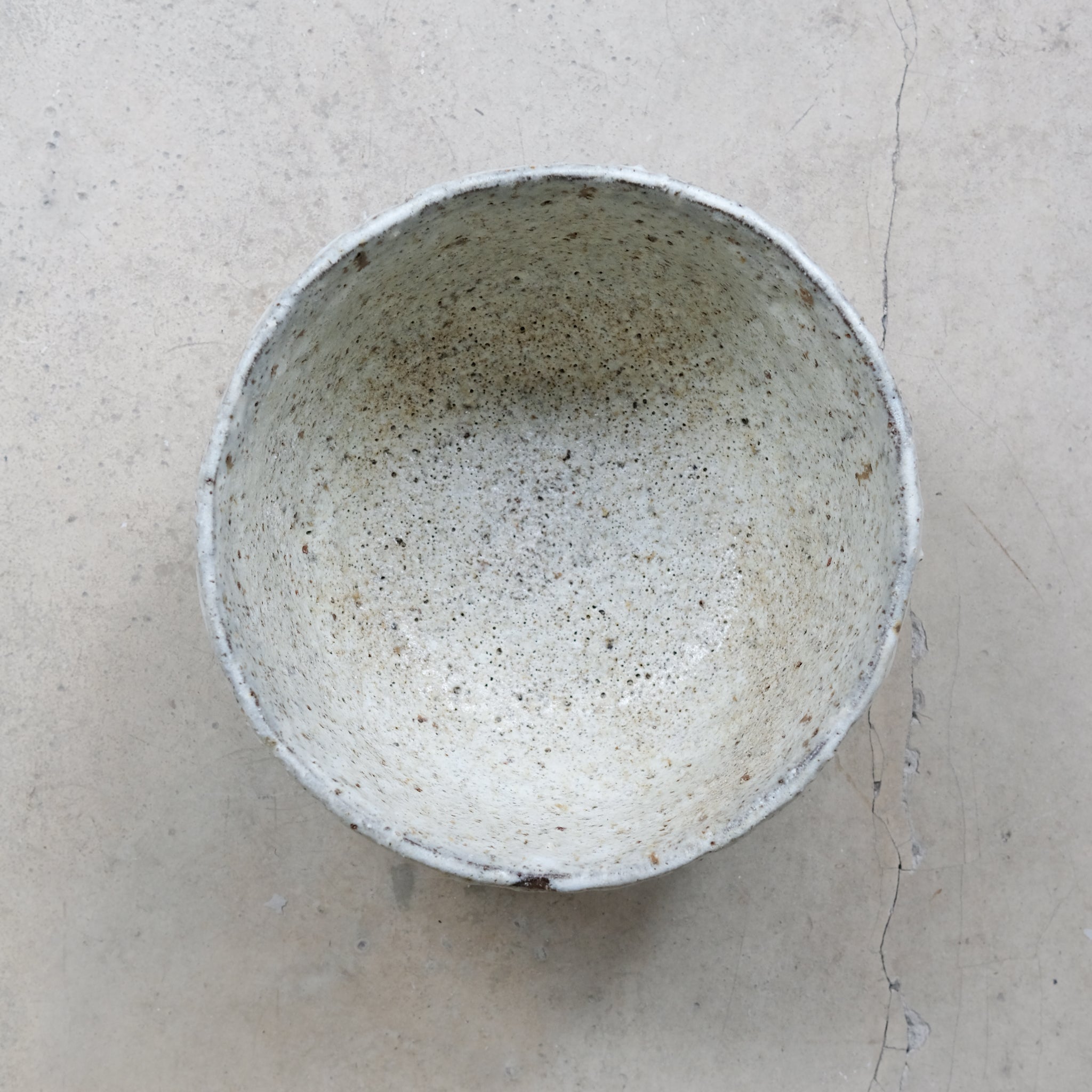 Saladier en terre glanée D 21,5cm - Blanc gris mat par Potry chez Brutal Ceramics